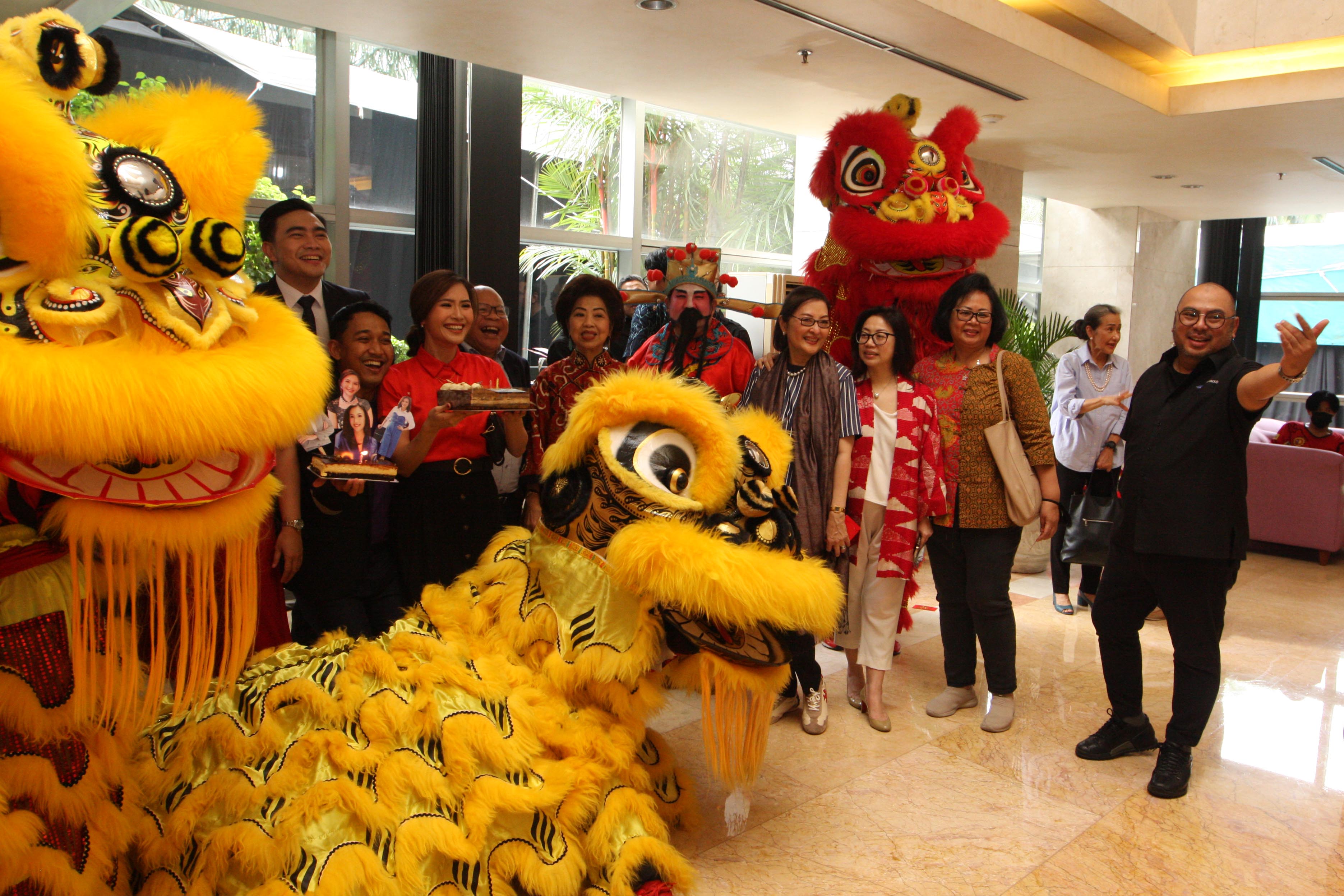 Atraksi barongsai memeriahkan perayaan Imlek di kantor Media Group Network.