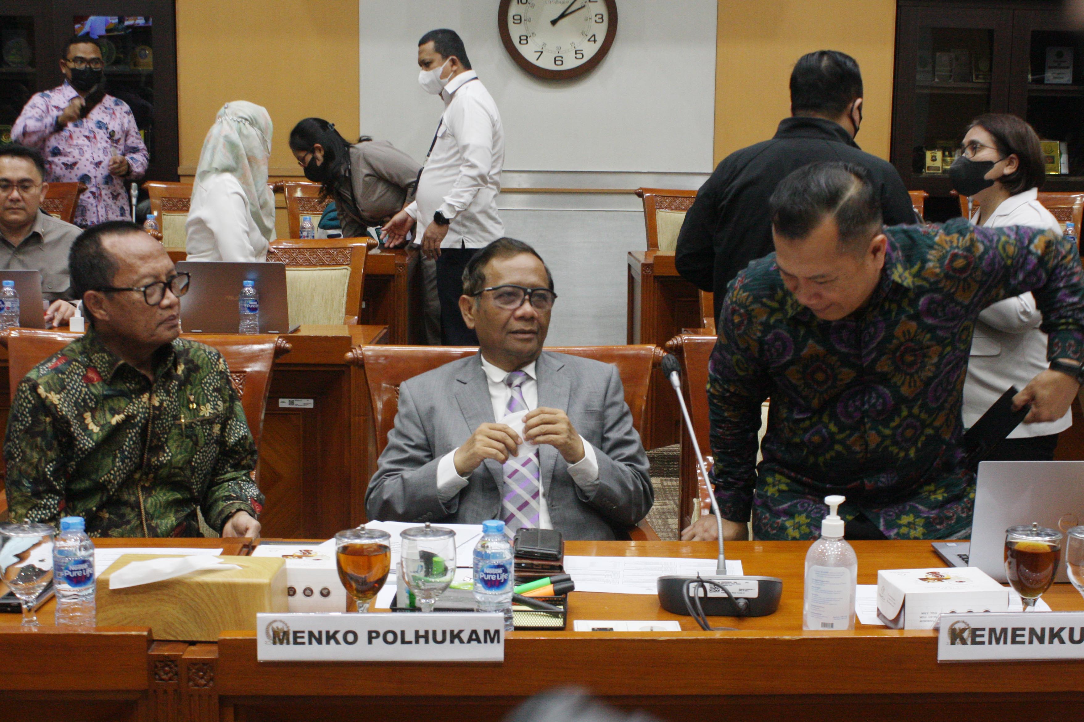 Menko Polhukam Mahfud MD saat mengikuti rapat kerja di DPR RI.