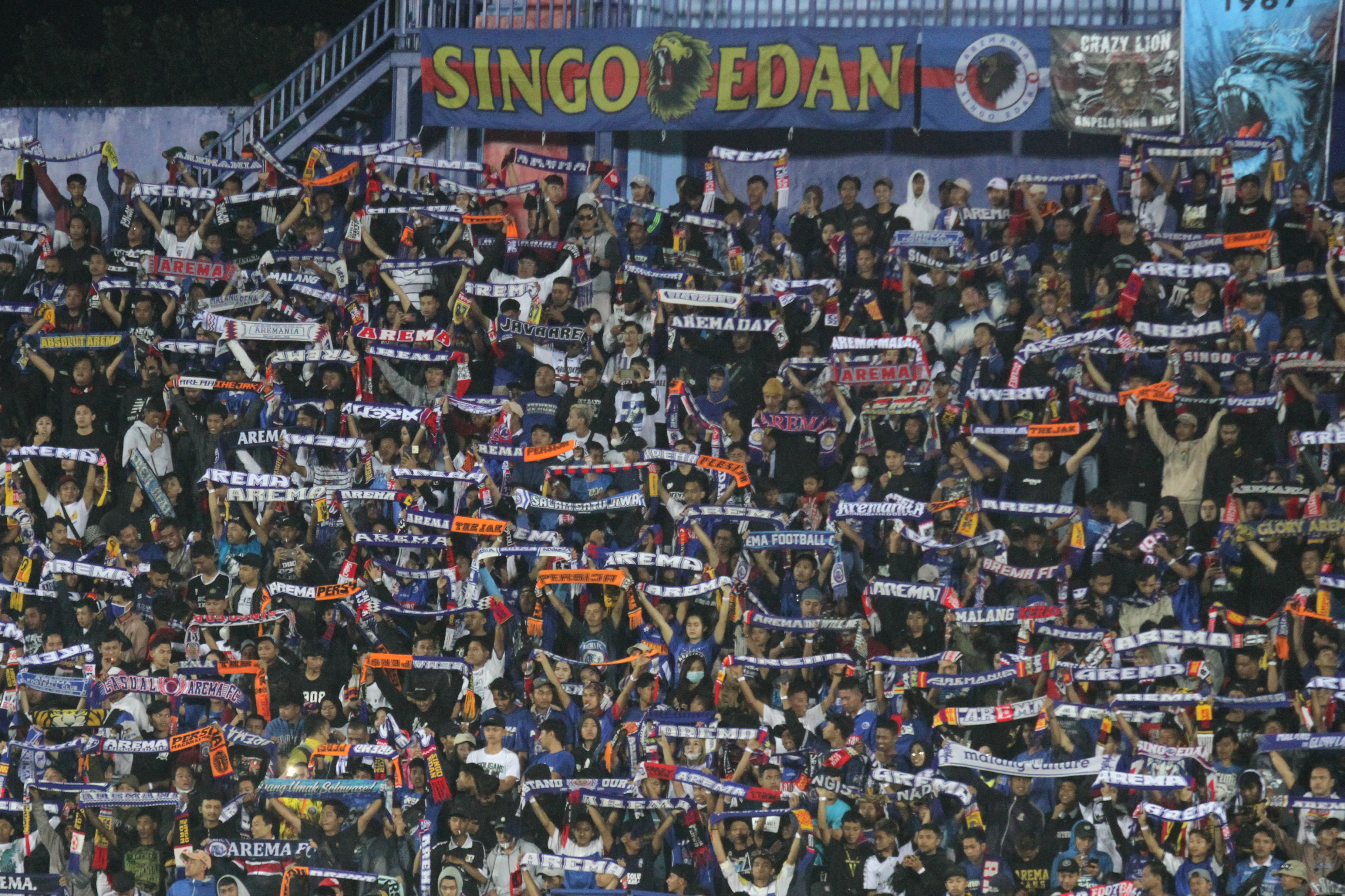 Potret suporter Arema FC saat memberikan dukungan ke klub kesayangan.