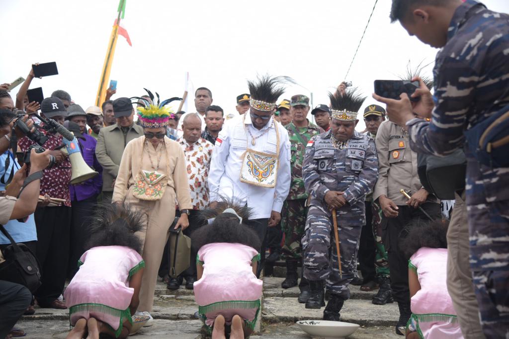 Anggota Komisi I DPR Yan Mendenas di Supriori, Papua