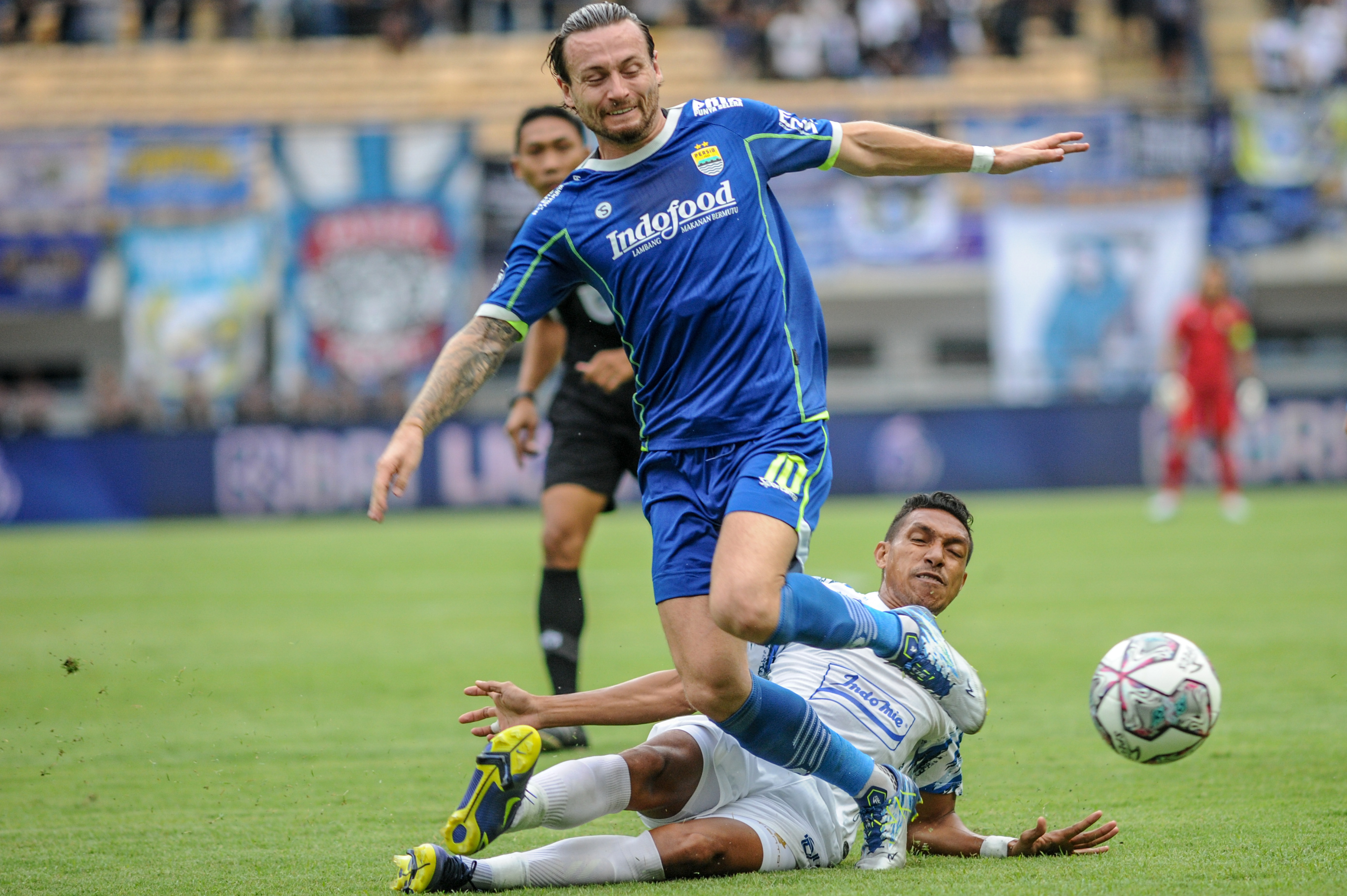 Striker Persib Bandung, Marc Klok (depan).