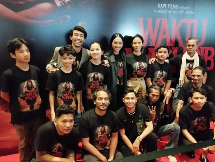 Kru dan pemeran film Waktu Maghrib