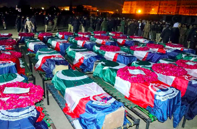 Personel polisi Pakistan ambil bagian dalam doa bersama bagi rekan mereka yang tewas dalam serangan bom bunuh diri di Peshawar.