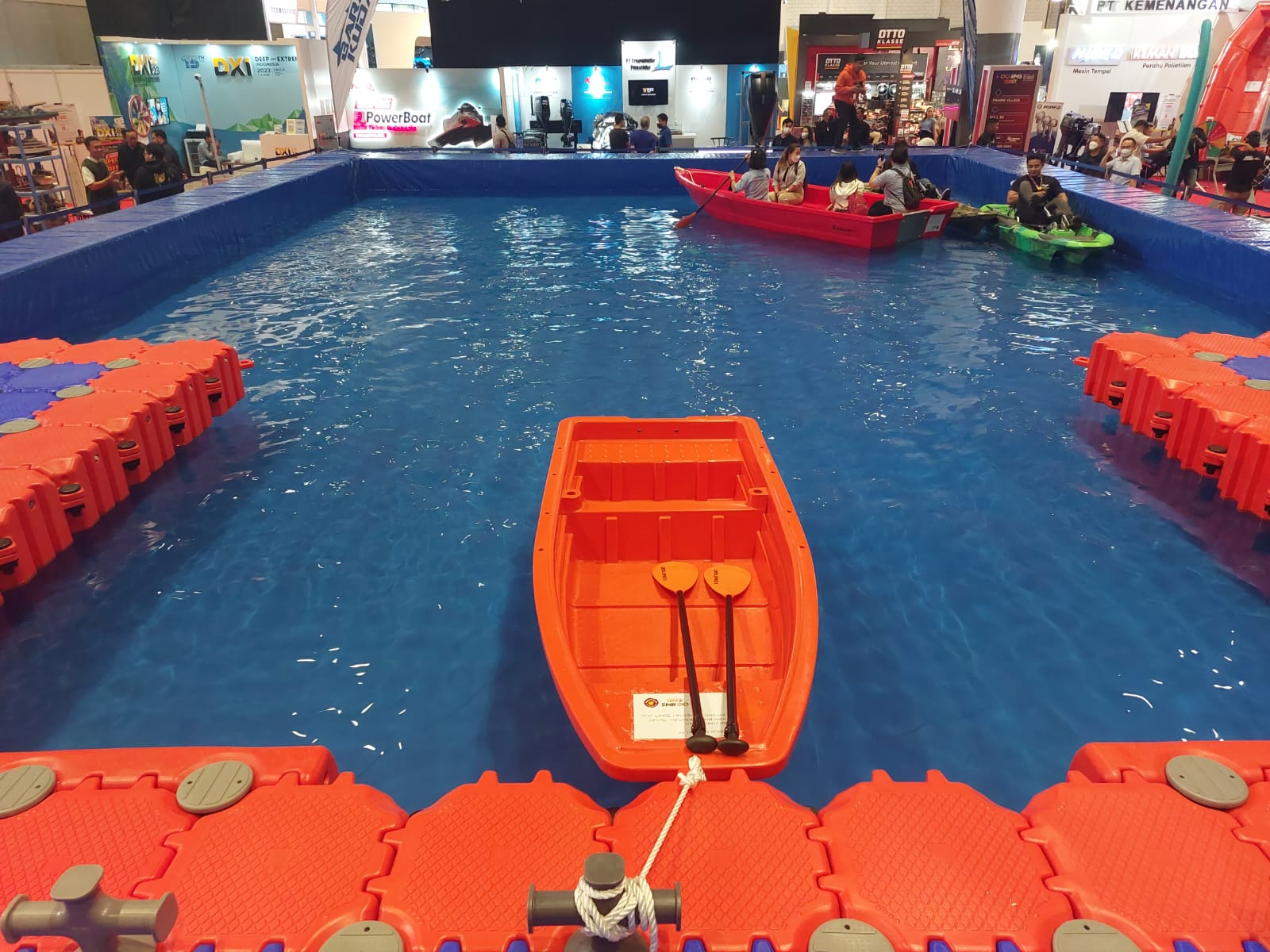 Kolam buatani ndoor yang sengaja dibuat penyelenggara untuk tempat berkumpul para komunitas di IIMS tahun ini.