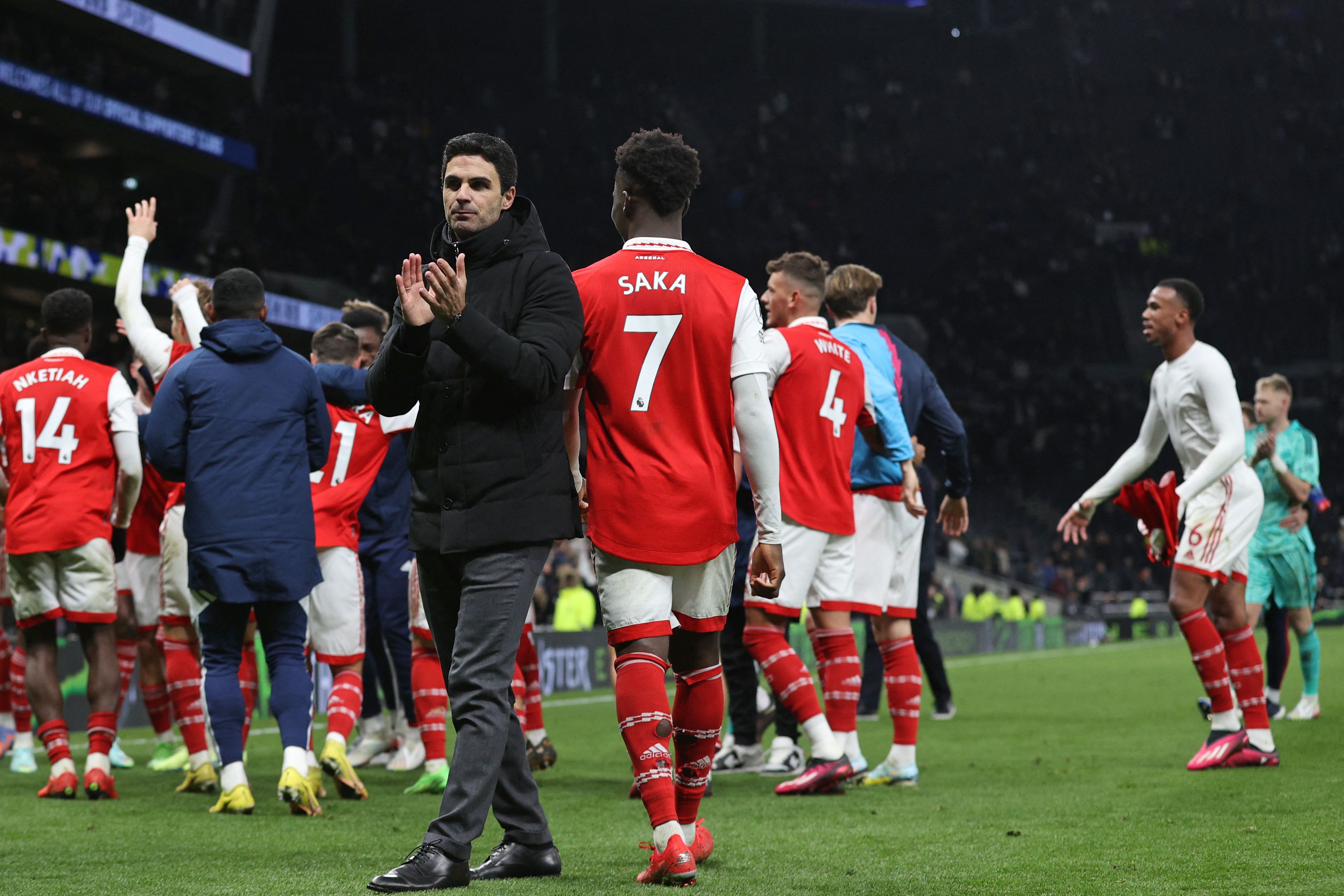 Manajer Arsenal Mikel Arteta melakukan selebrasi dengan para pemain