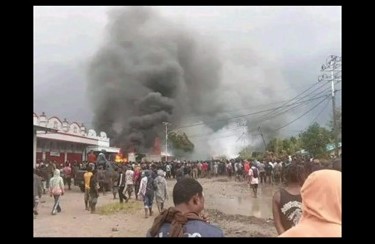 Tangkapan layar suasanan kerusuhan yang dipicu isu penculikan anak di Wamena, Papua.
