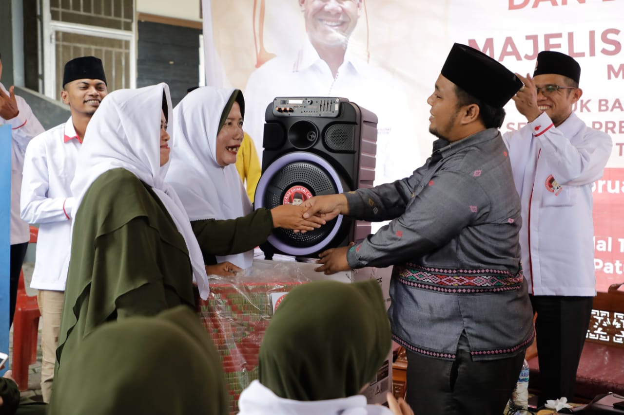 Usbat Ganjar di Deli Serdang juga memberikan pengeras suara dan karpet untuk menunjang kegiatan Majelis Taklim An Nur di Kecamatan Petumbak,
