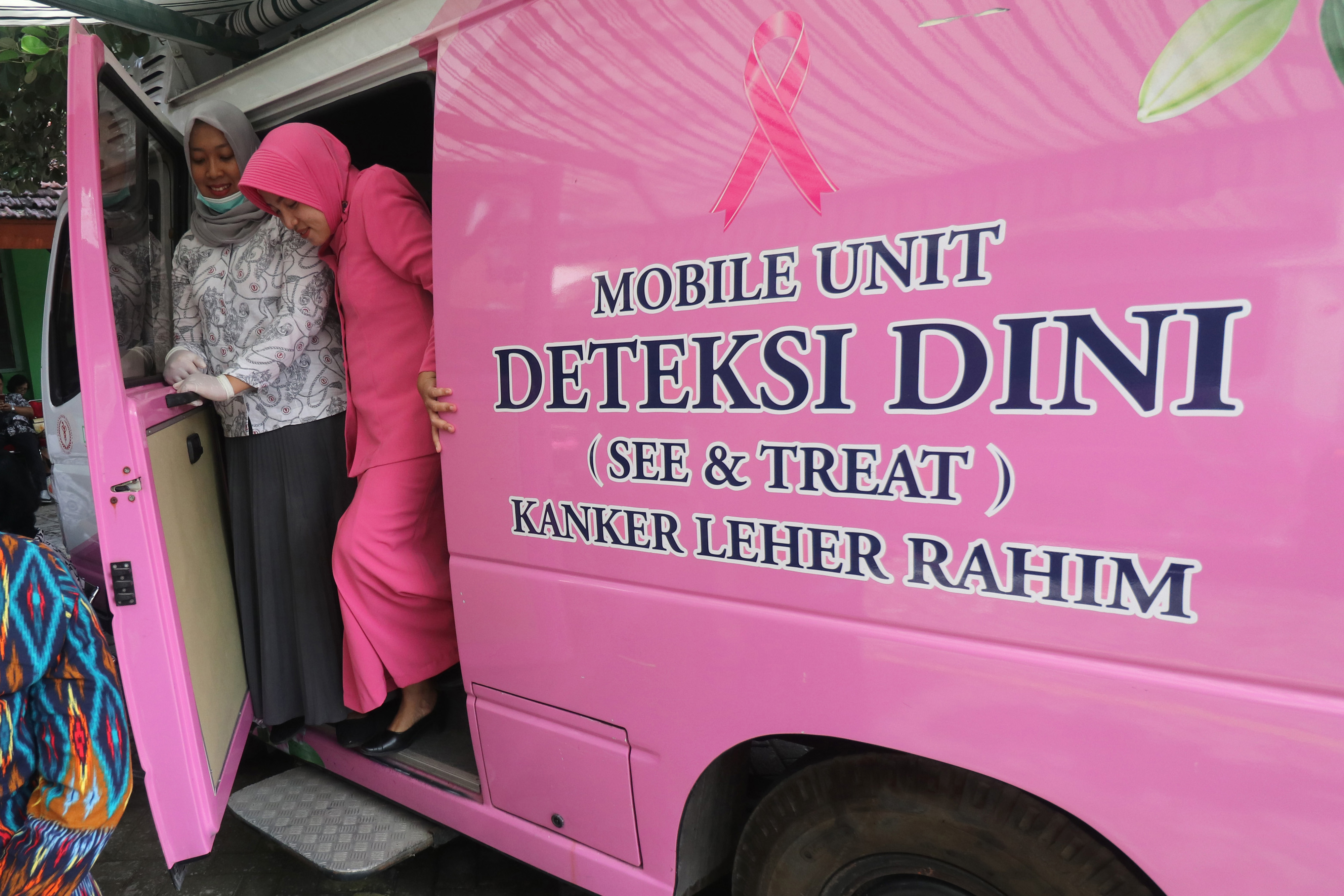 Warga keluar dari mobil pemeriksaan Inspeksi Visual Asam Asetat (IVA) untuk deteksi dini kanker.