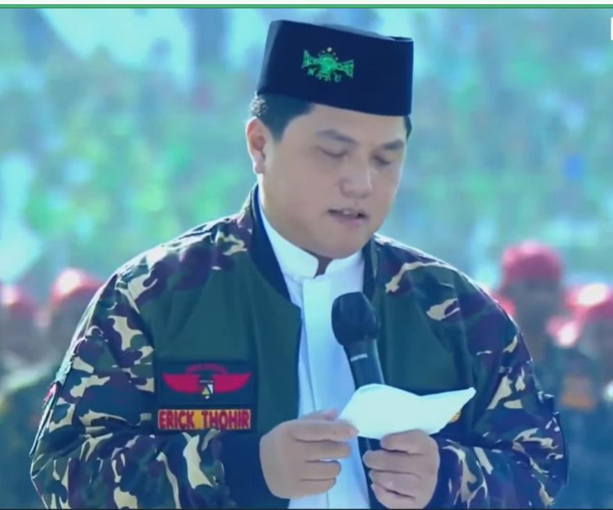 Menteri BUMN Erick Thohir mengenakan seragam banser saat Harlah satu Abad NU. 