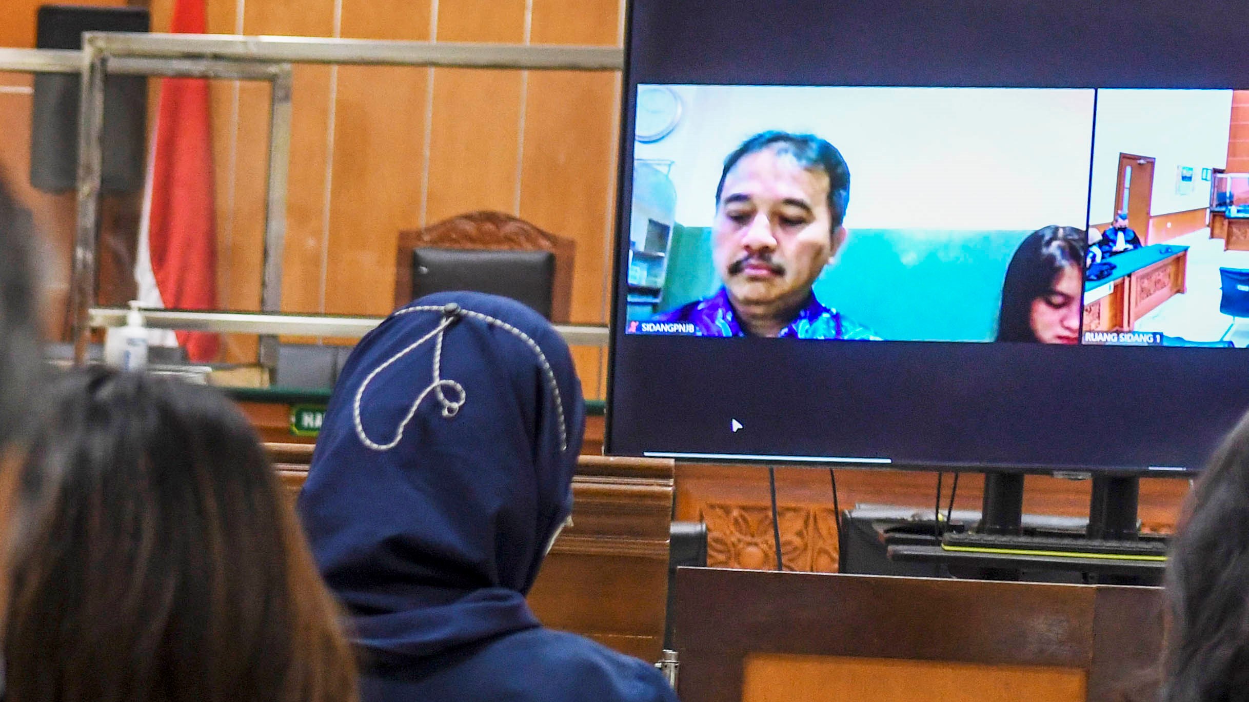 Ilustrasi: Roy Suryo menjalani sidang putusan yang berlangsung secara daring di Pengadilan Negeri Jakarta Barat (28/12/2022).