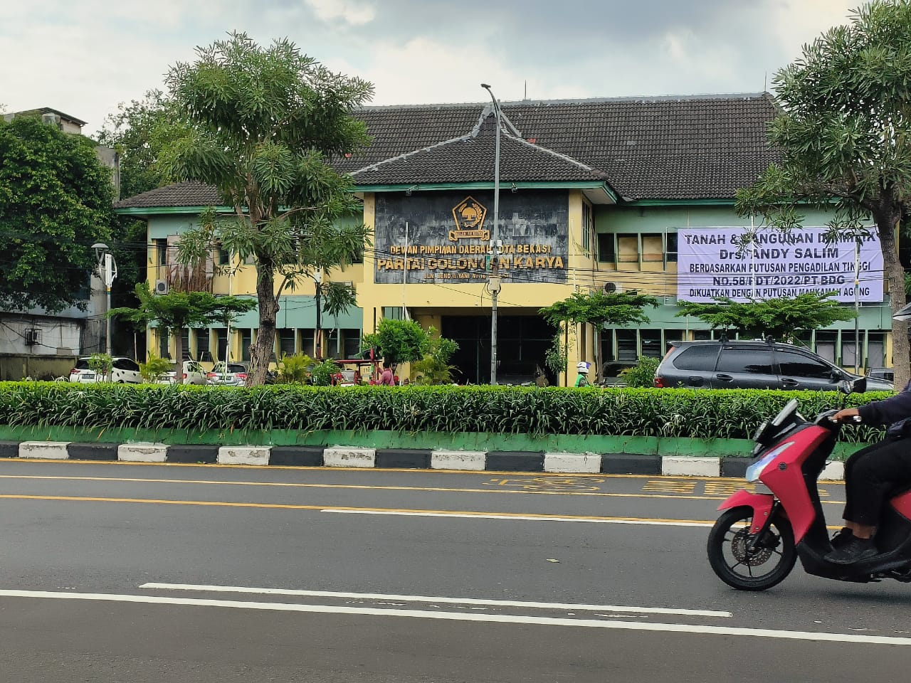 Kanor DPR Partai Golkar yang berada di Pekayon Jaya, Kecamatan Bekasi Selatan, Kota Bekasi, Jawa Barat.