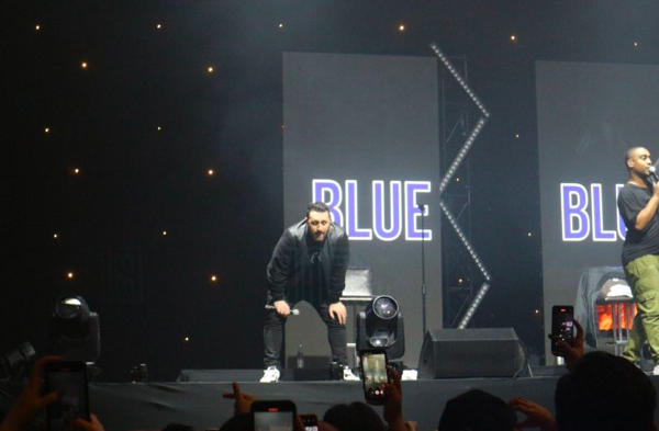 Salah satu member boy band Blue, Antony Costa yang sedang sakit pada konsernya di Grand Ballroom Hotel Pullman Central Park, Jakarta.