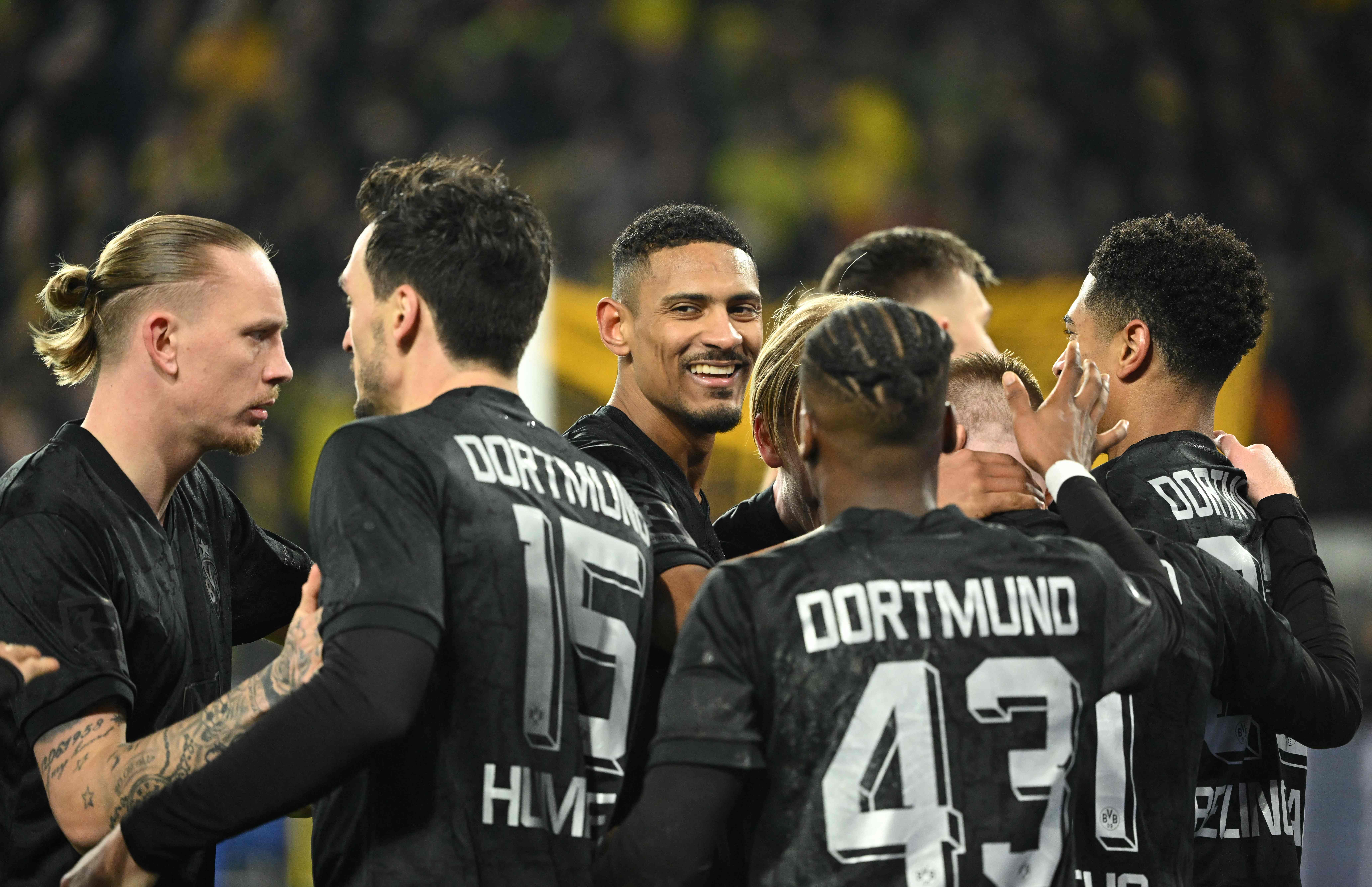 Para pemain Borussia Dortmund melakukan selebrasi usai mencetak gol ke gawang Hertha Berlin di laga Bundesliga.