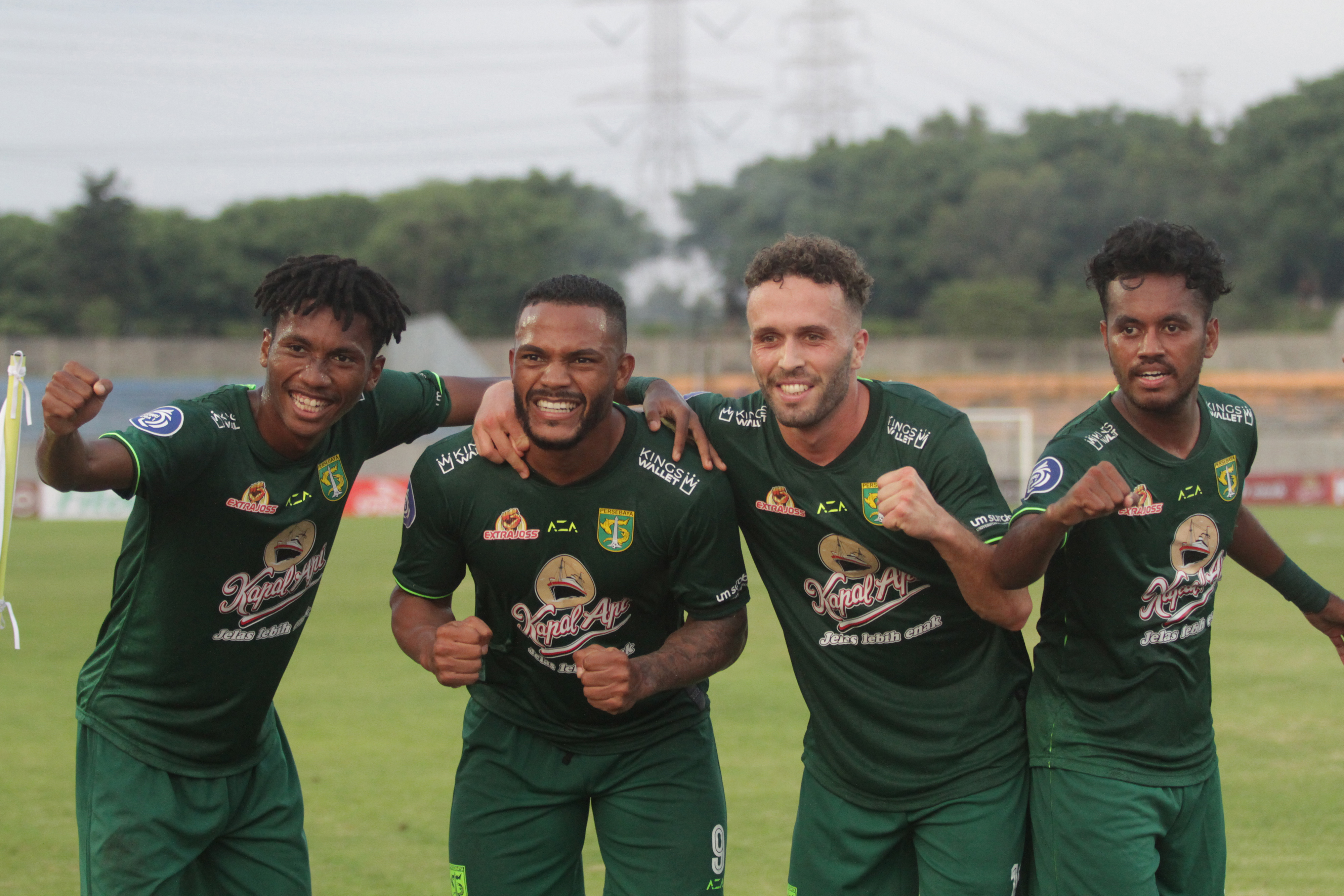 Pesepak bola Persebaya Paulo Victor Costa Soares (kedua kiri) melakukan selebrasi bersama rekannya usai mencetak gol.