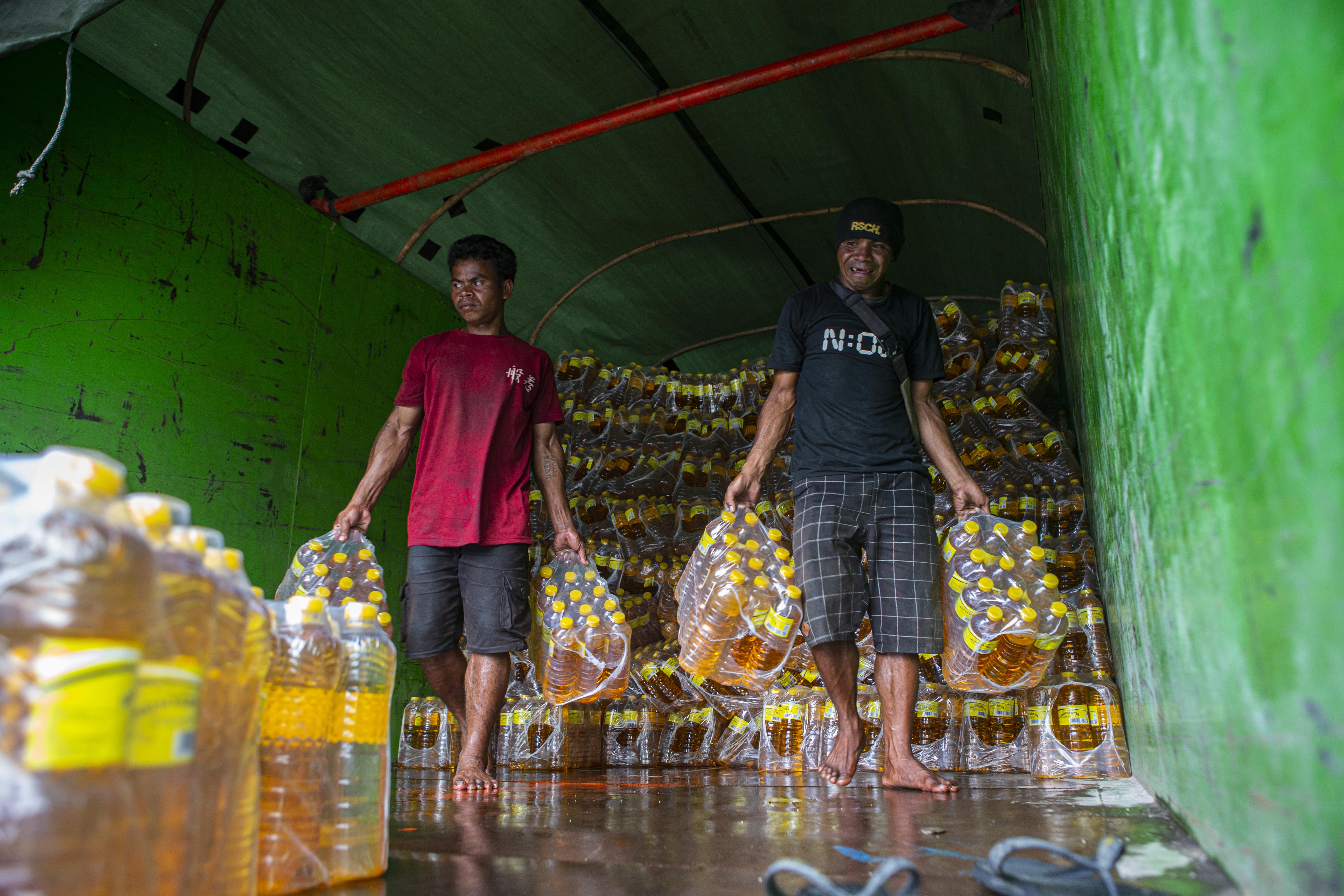 Ilustrasi pendistribusian minyak goreng.