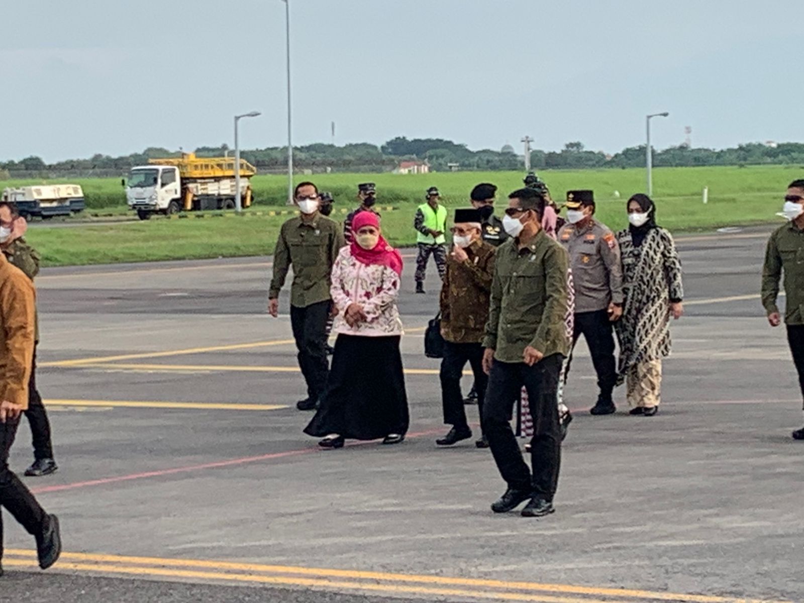 Wapres Ma'ruf Amin disambut oleh Gubernur Jatim Khofifah Indar Parawansa setiba di Bandara Juanda, Sidoarjo, Minggu (5/2).