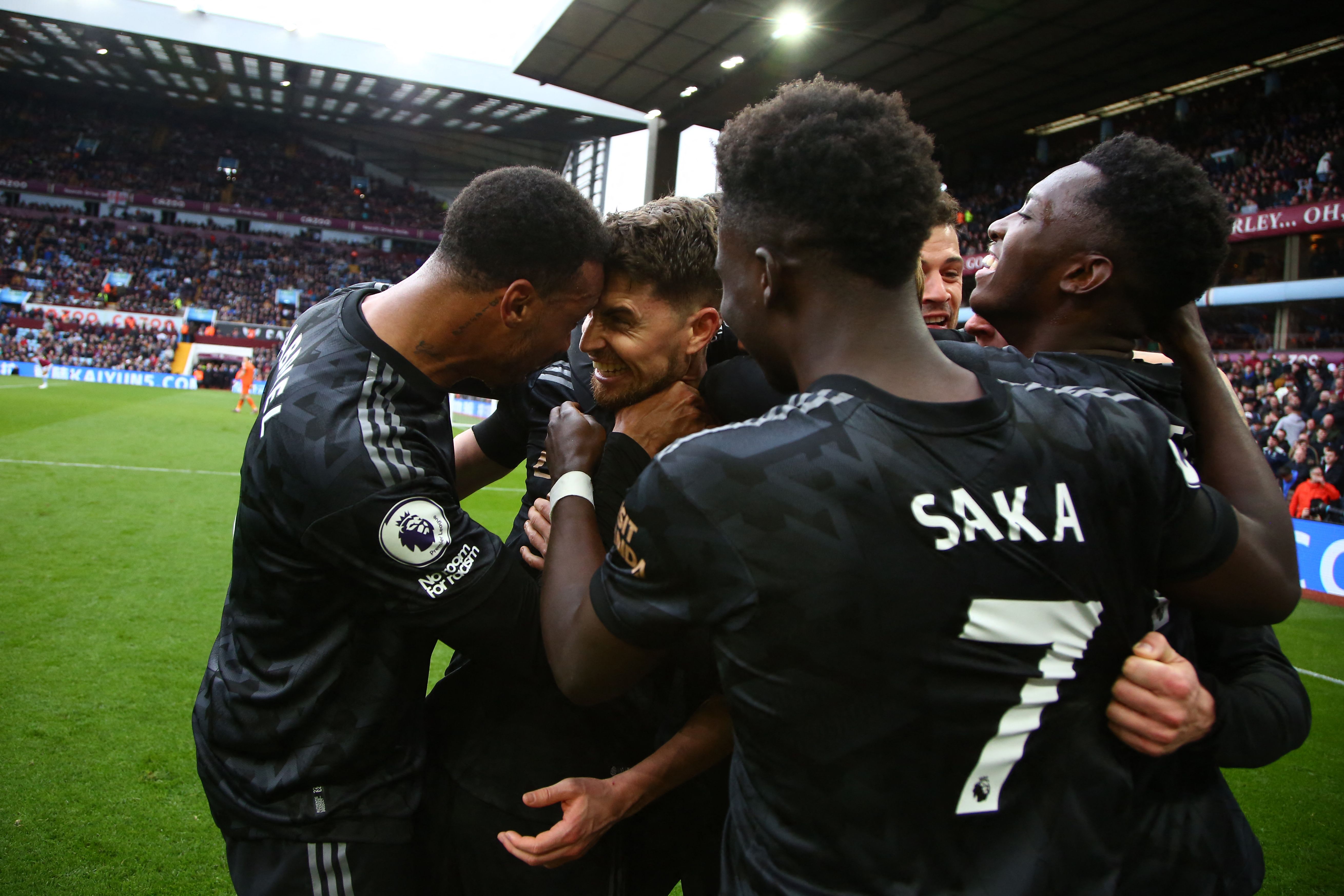 Para pemain Arsenal merayakan gol ke gawang Aston Villa.