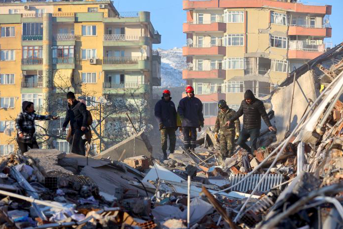 Para sukarelawan di Kahramanmaras, Turki Selatan.