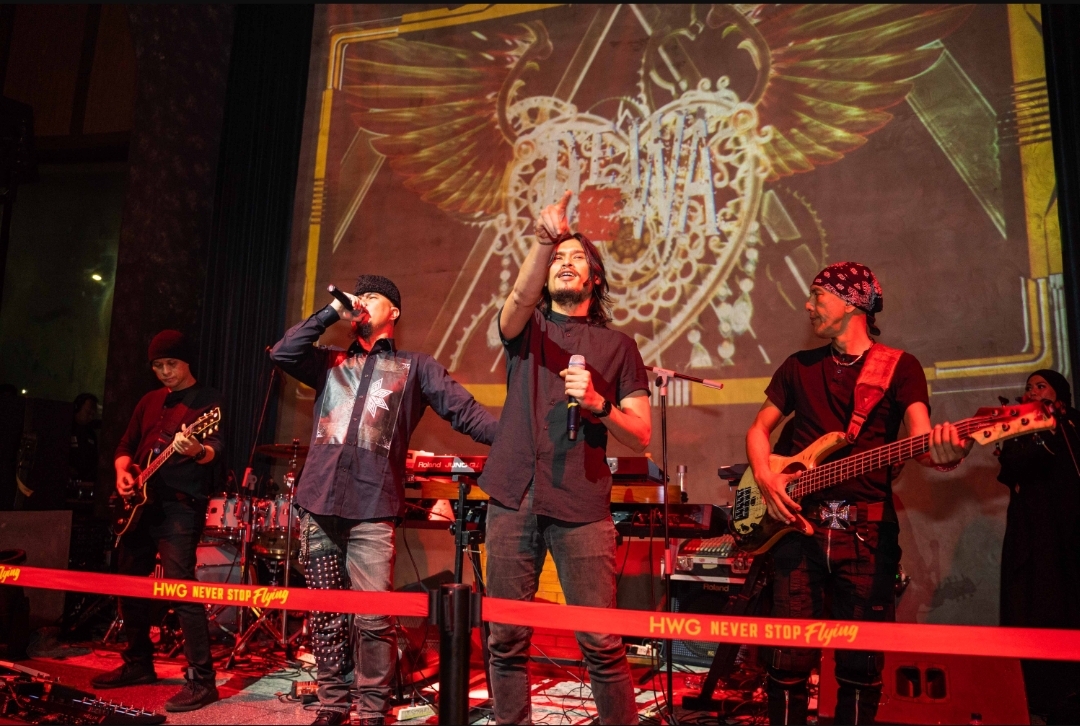 Aksi panggung grup musik terkemuka Dewa 19. 