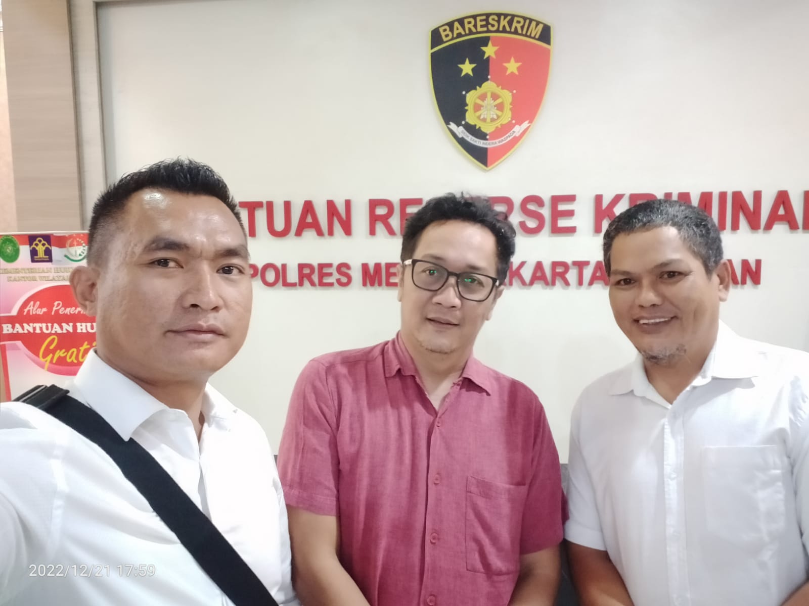 Dari kiri: Muarif (kuasa hukum Okke Gania), Okke Gania (palapor) dan Topan (saksi)