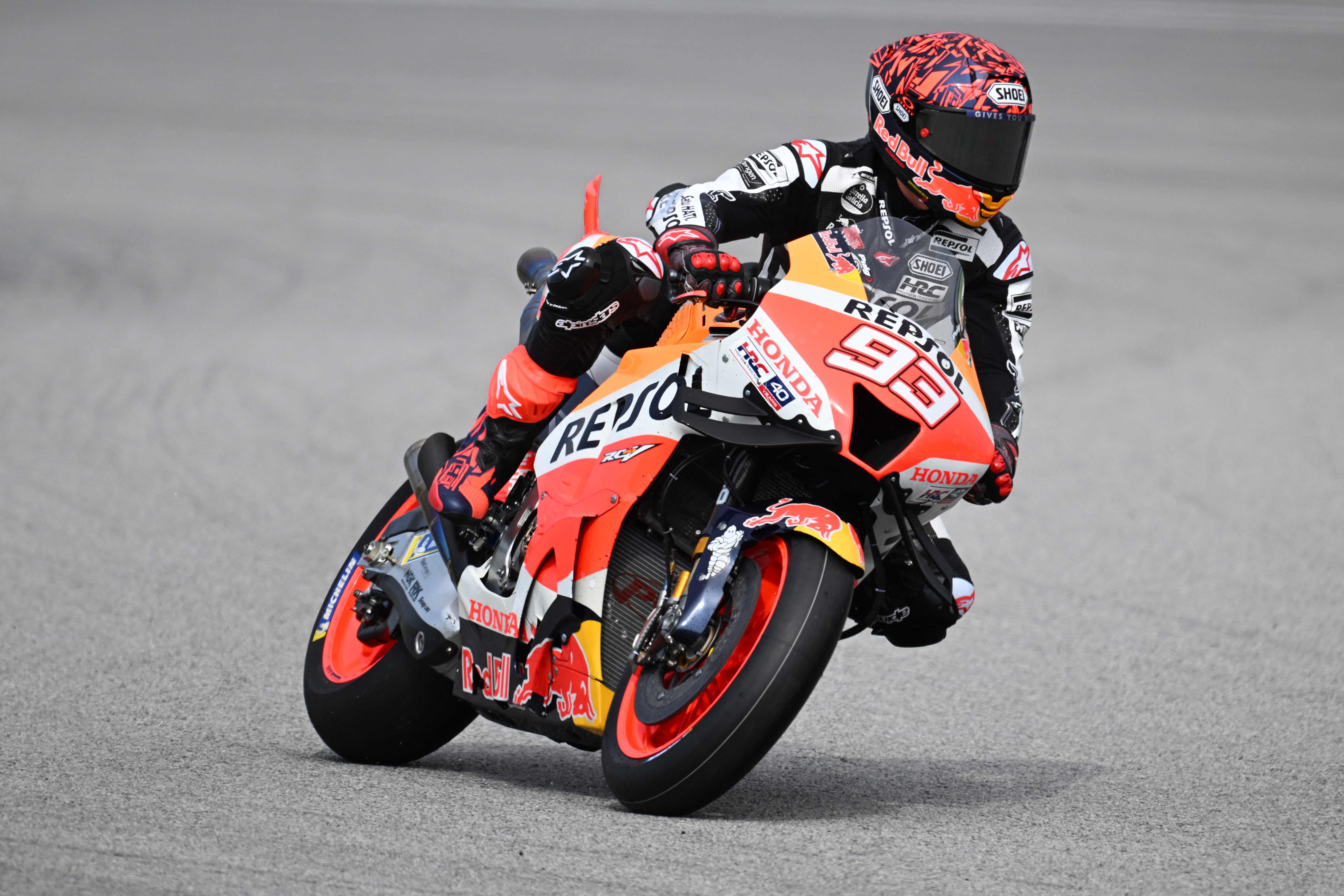 Pembalap Spanyol Marc Marquez melakoni tes pertama pramusim di Sirkuit Internasional Sepang, Malaysia, Jumat (10/2).