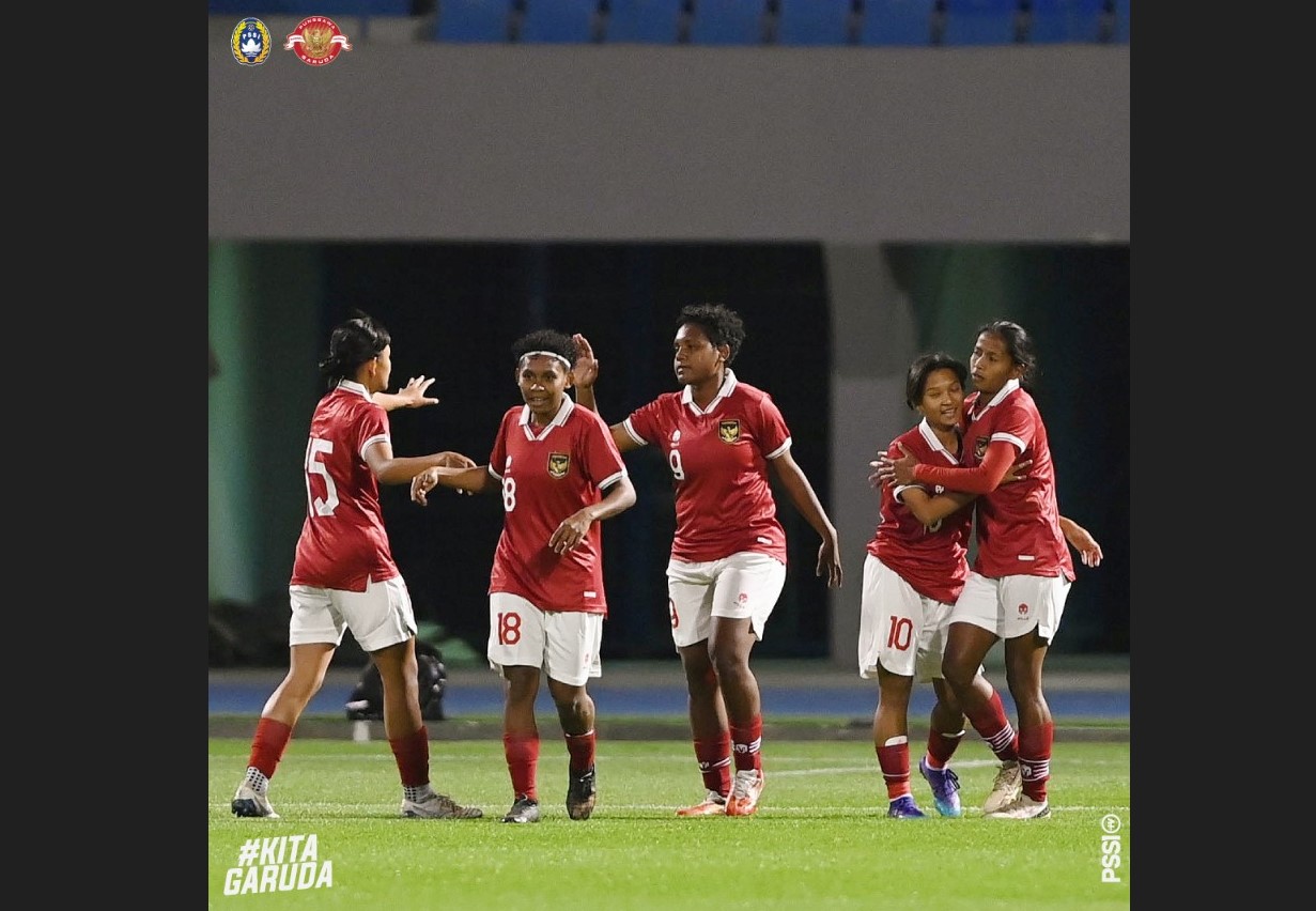 Para pemain timnas putri Indonesia melakukan selebrasi usai mencetak gol ke gawang Arab Saudi di laga pershabatan.