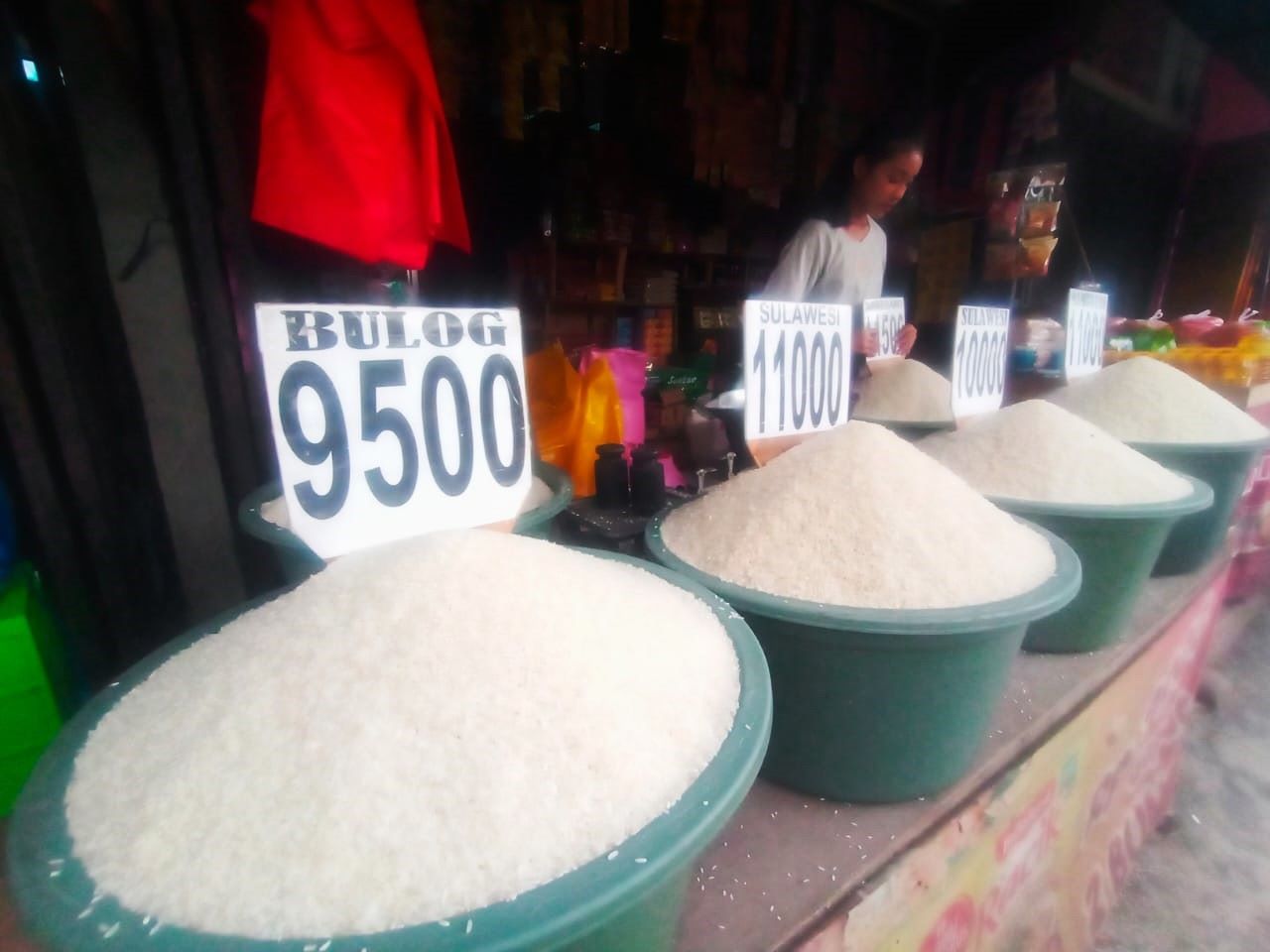  Pedagang beras menunggu pembeli di Pasar Kasih, Kelurahan Naikoten 1 Kota Kupang, Nusa Tenggara Timur.