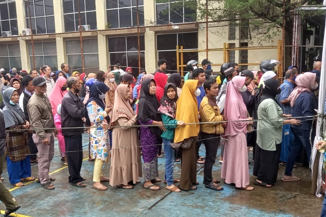 Warga mengantre untuk mendapatkan beras murah dalam operasi pasar yang dilaksanakan di halaman Kecamatan Cimahi Selatan, Kota Cimahi