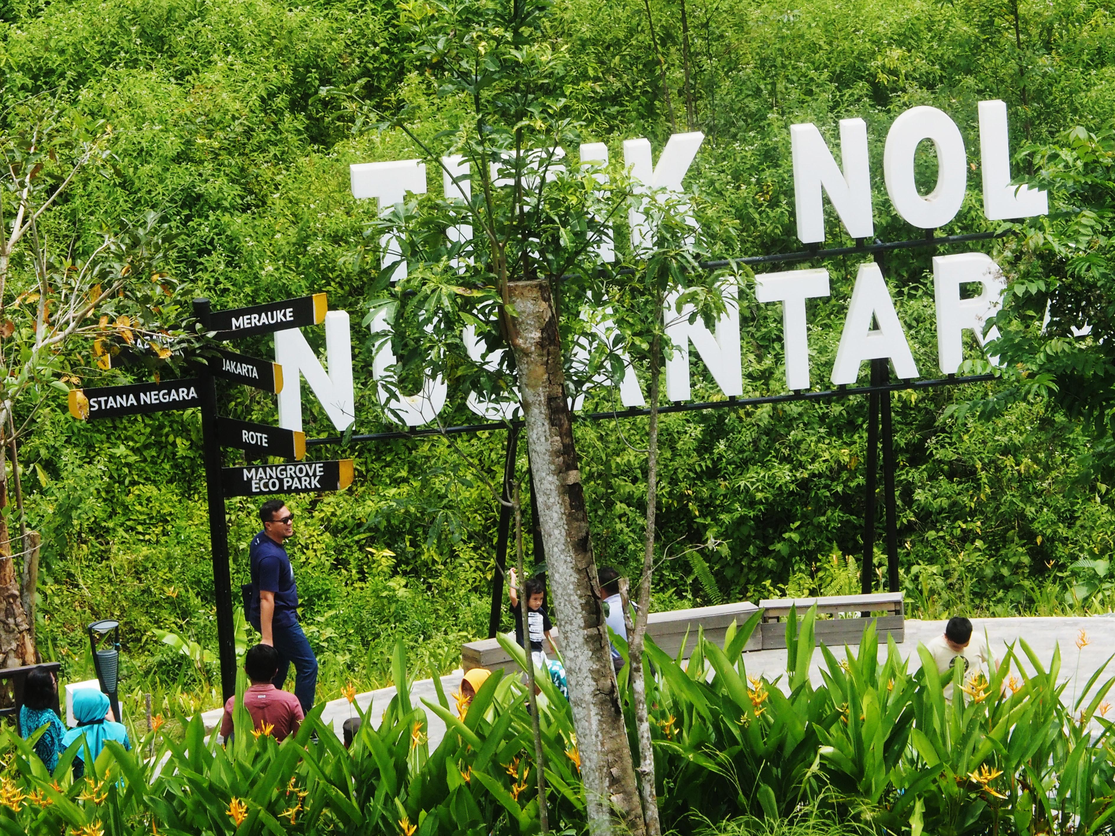 Warga berfoto di Titik 0 IKN Nusantara.