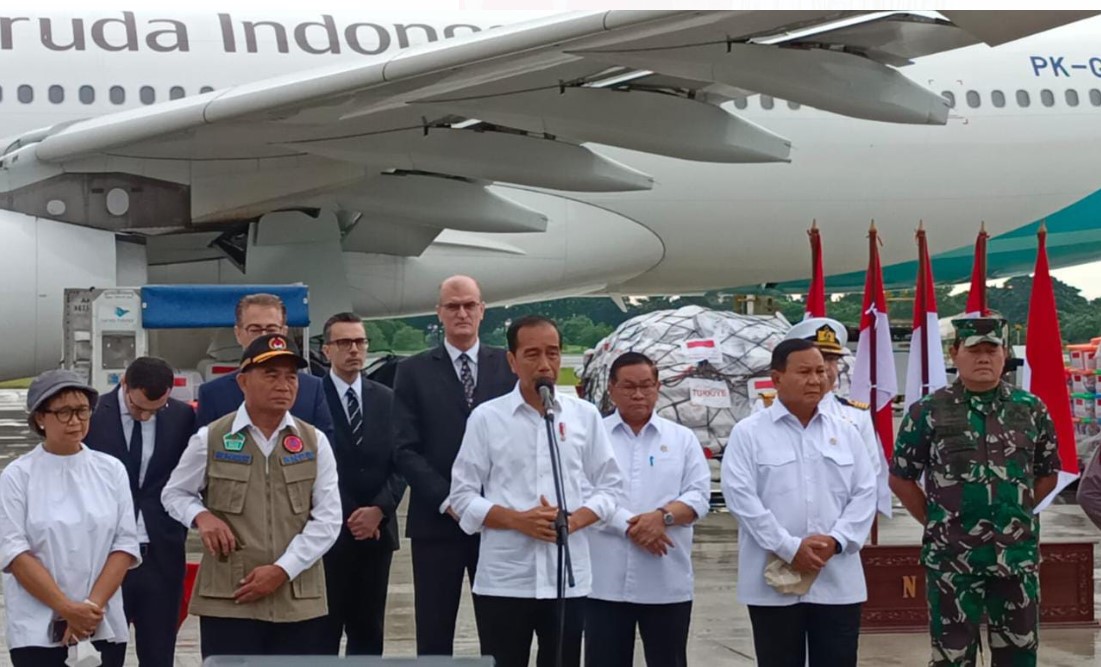 Presiden Joko Widodo saat melepas bantuan bagi korban gempa di Turki dan Suriah.