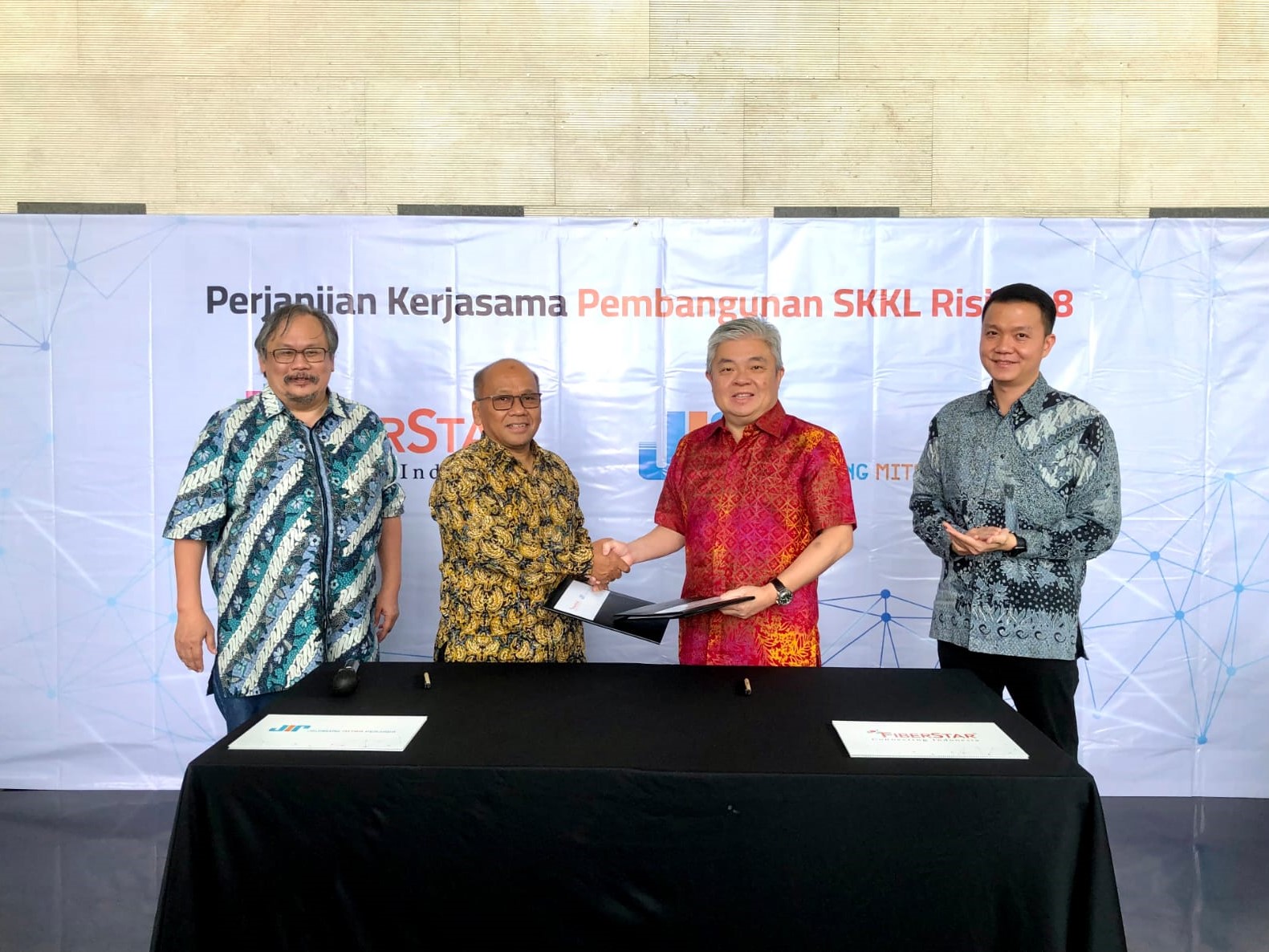 Penandatanganan nota kesepahaman antara CEO Fiberstar Sugiharto Darmakusuma dengan Direktur Utama Triasmitra Group Dani Samsul Ependi.