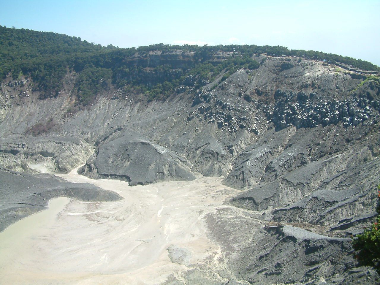 Foto udara kawah Gunung Tangkubanparahu, Bandung Barat, Jawa Barat.