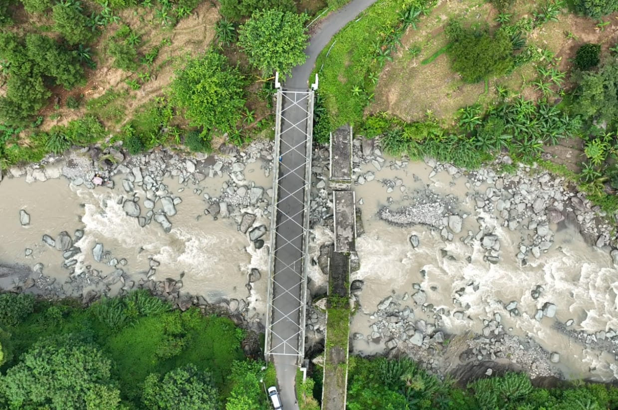 Jembatan Kali Keruh yang merupakan penghubung dua kecamatan telah bisa dilalui masyarakat. 