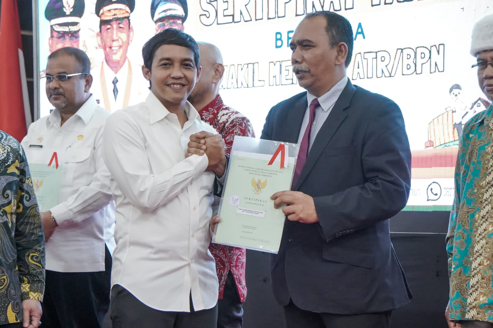 Wamen ATR/BPN Raja Juli Antoni menyerahkan seertifikat tanah Gereja Gereja HKBP Tanjung Batu di Karimun, Kepulauan Riau