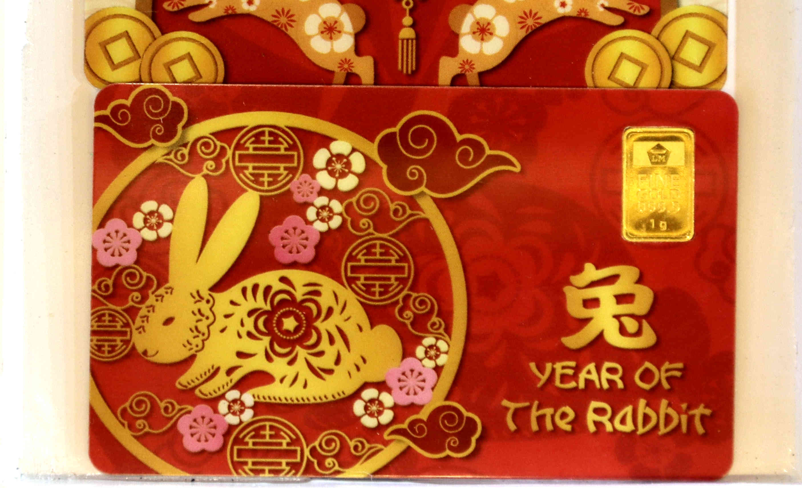 Emas batangan edisi khusus imlek shio kelinci saat peluncuran produk tersebut di Jakarta, Rabu (5/1/2023). 