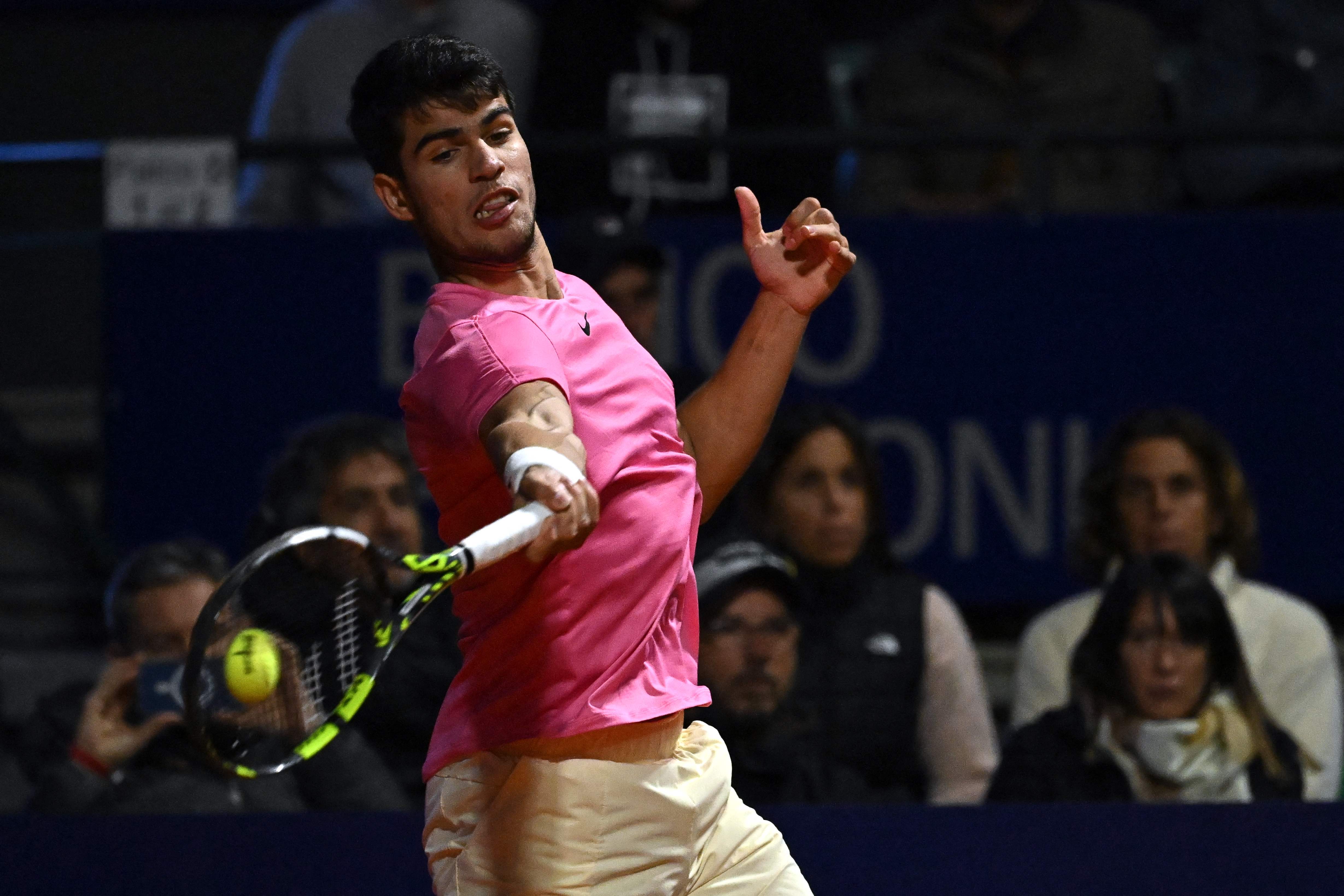 Petenis Spanyol Carlos Alcaraz mengembalikan bola ke lawannya Dusan Lajovic pada perempat final Argentina Open, Sabtu (18/2).