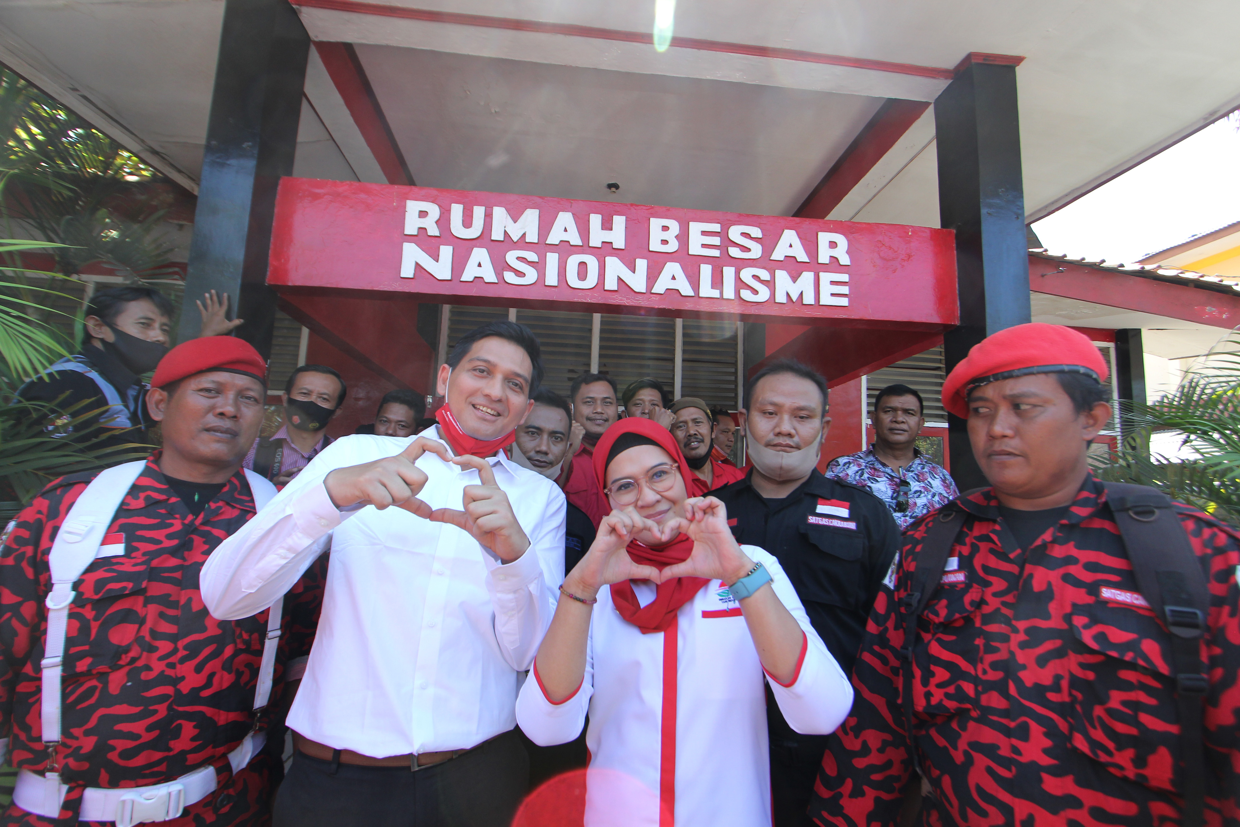 Pasangan Bupati Indramayu Nina Agustina Dai Bachtiar (kedua kanan) dan Wakil Bupati Lucky Hakim (kedua kiri) saat kampanye.