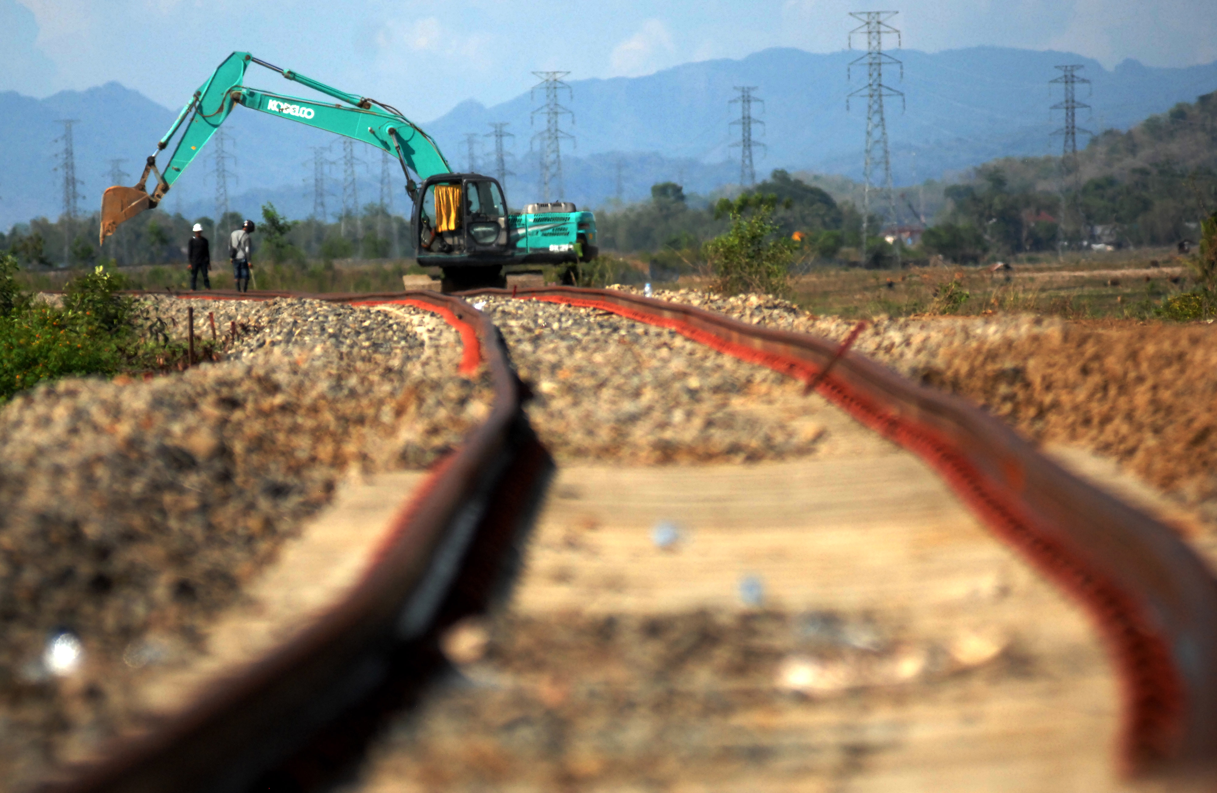 Potret pengerjaan proyek rel kereta api Trans Sulawesi di Kabupaten Barru.