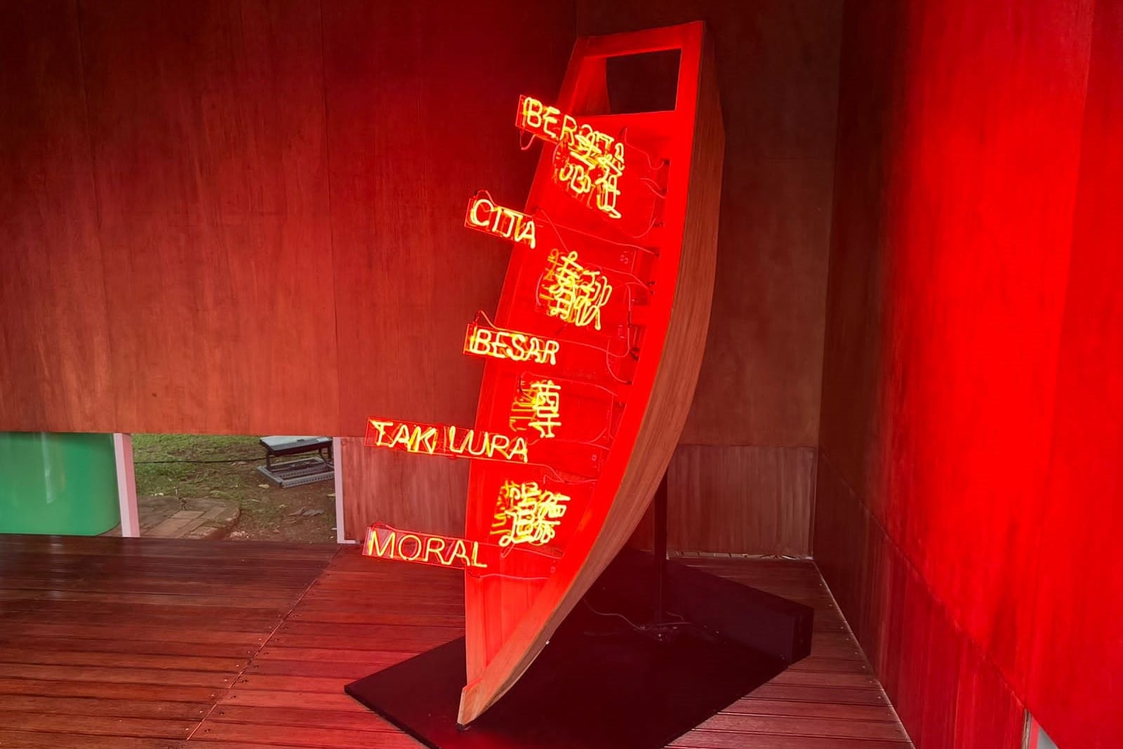 The Light of Journey merupakan instalasi berbentuk perahu dalam posisi tersandar berisi karakter dalam bahasa Mandarin dan huruf Latin.