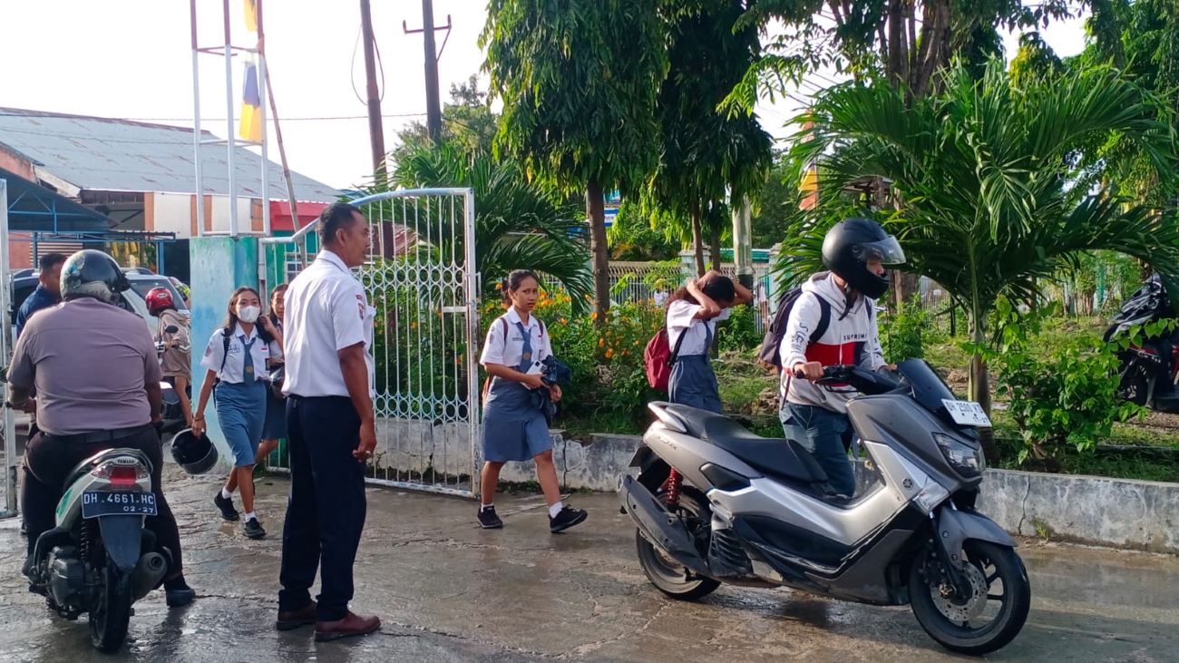 Hari pertama kebijakan masuk sekolah pukul 05.00 Wita di Kota Kupang, NTT, Selasa (28/2), mengakibatkan ribuan siswa terlambat.