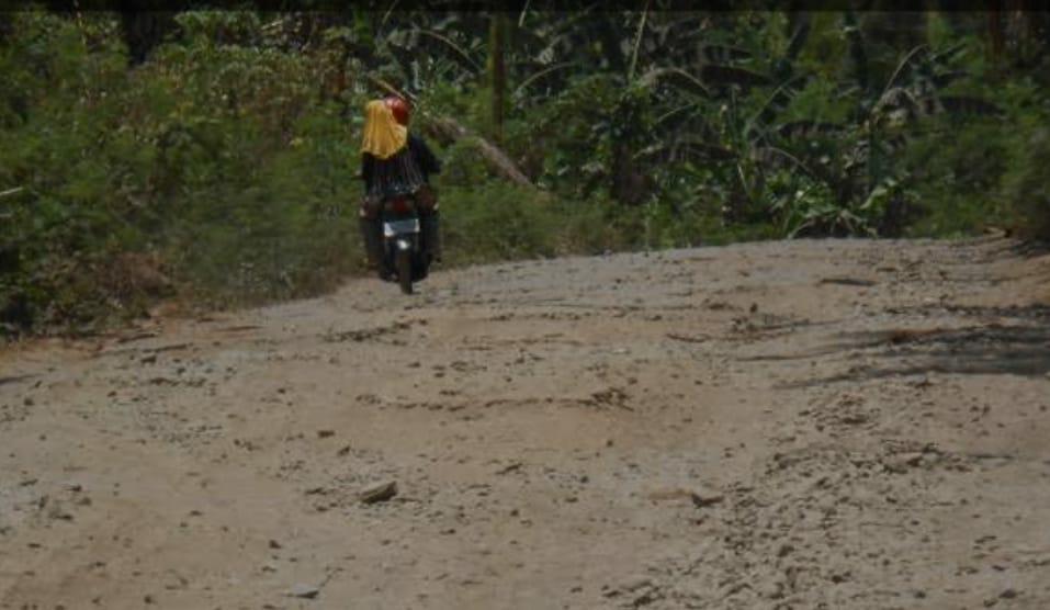 Pengerjaan jalan Waiwerang-Lite-Waiwadan