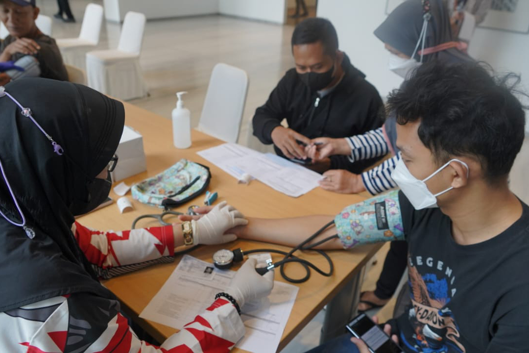 Vaksinasi booster kedua bagi masyarakat umum yang berusia 18 tahun ke atas di Cilandak, Jakarta Selatan, Sabtu (11/2).