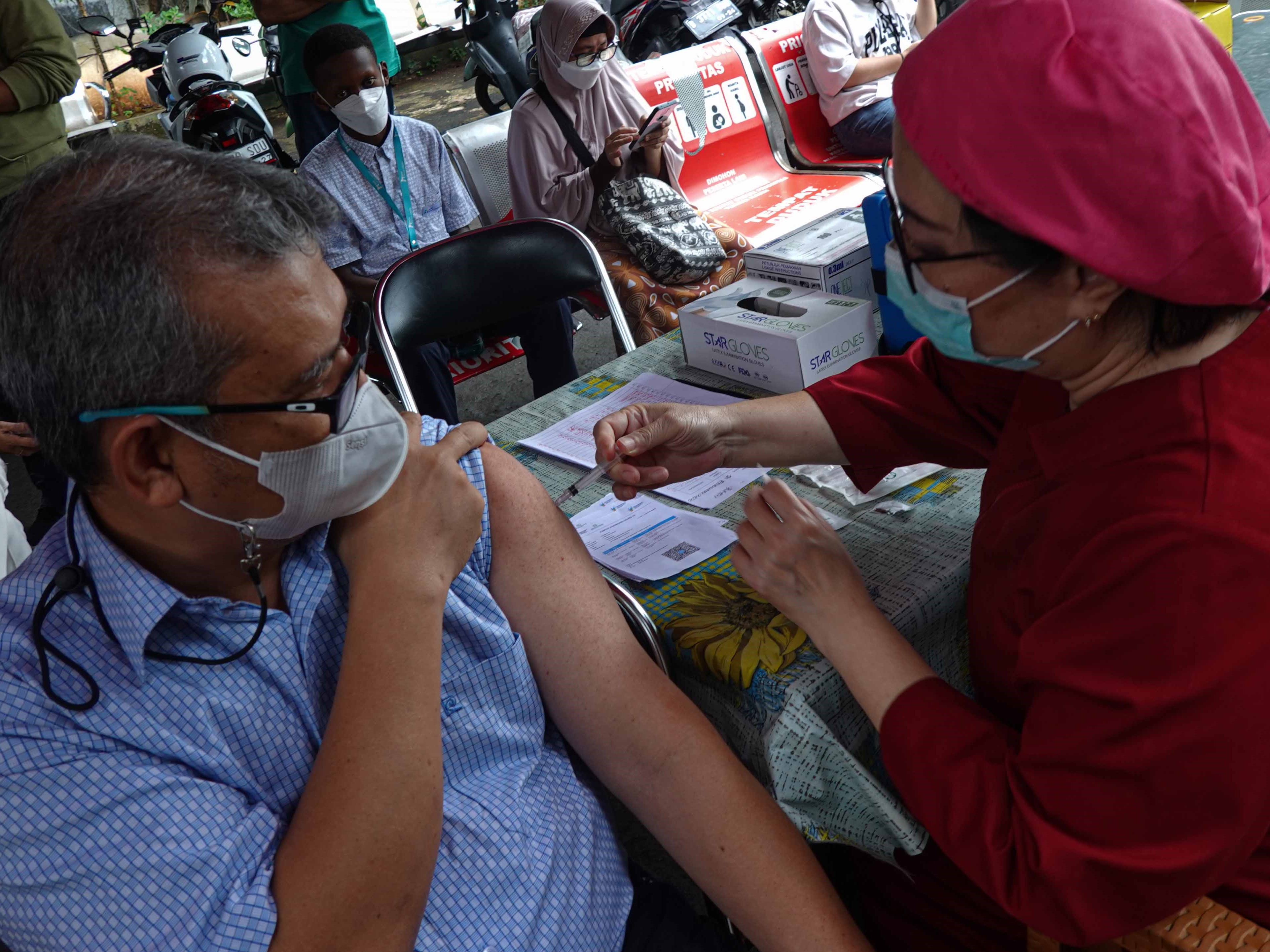 Petugas kesehatan menyuntikkan vaksin Covid-19 penguat (booster) kedua kepada seorang warga di Puskemas Jati Padang, Jakarta, Rabu (1/2).