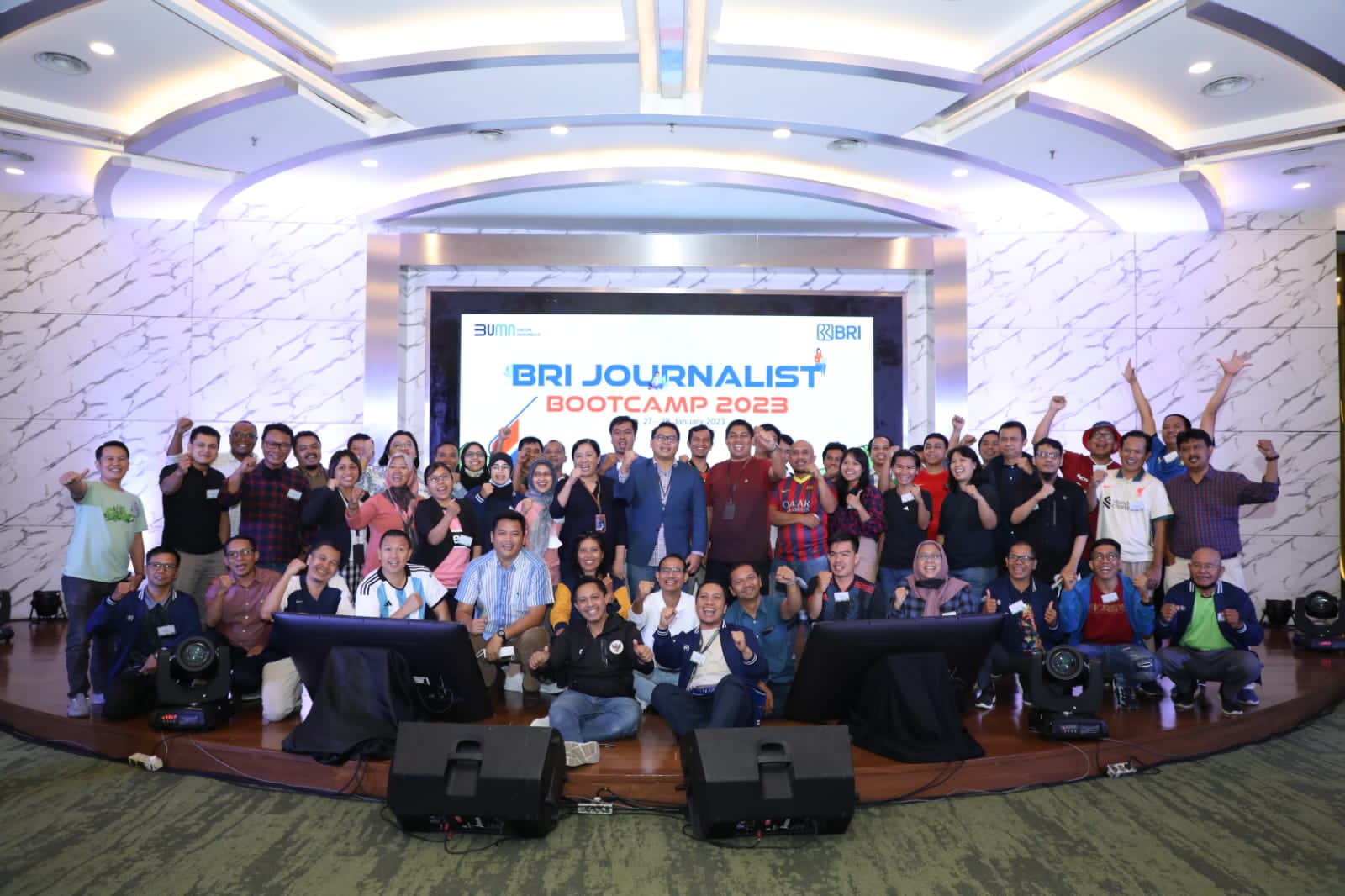 Jurnalis penerima BRI Fellowship Journalism batch 1, 2, dan 3 berfoto bersama, Jumat (28/1). BRI Kembali Membuka Fellowship Journalism 2023.
