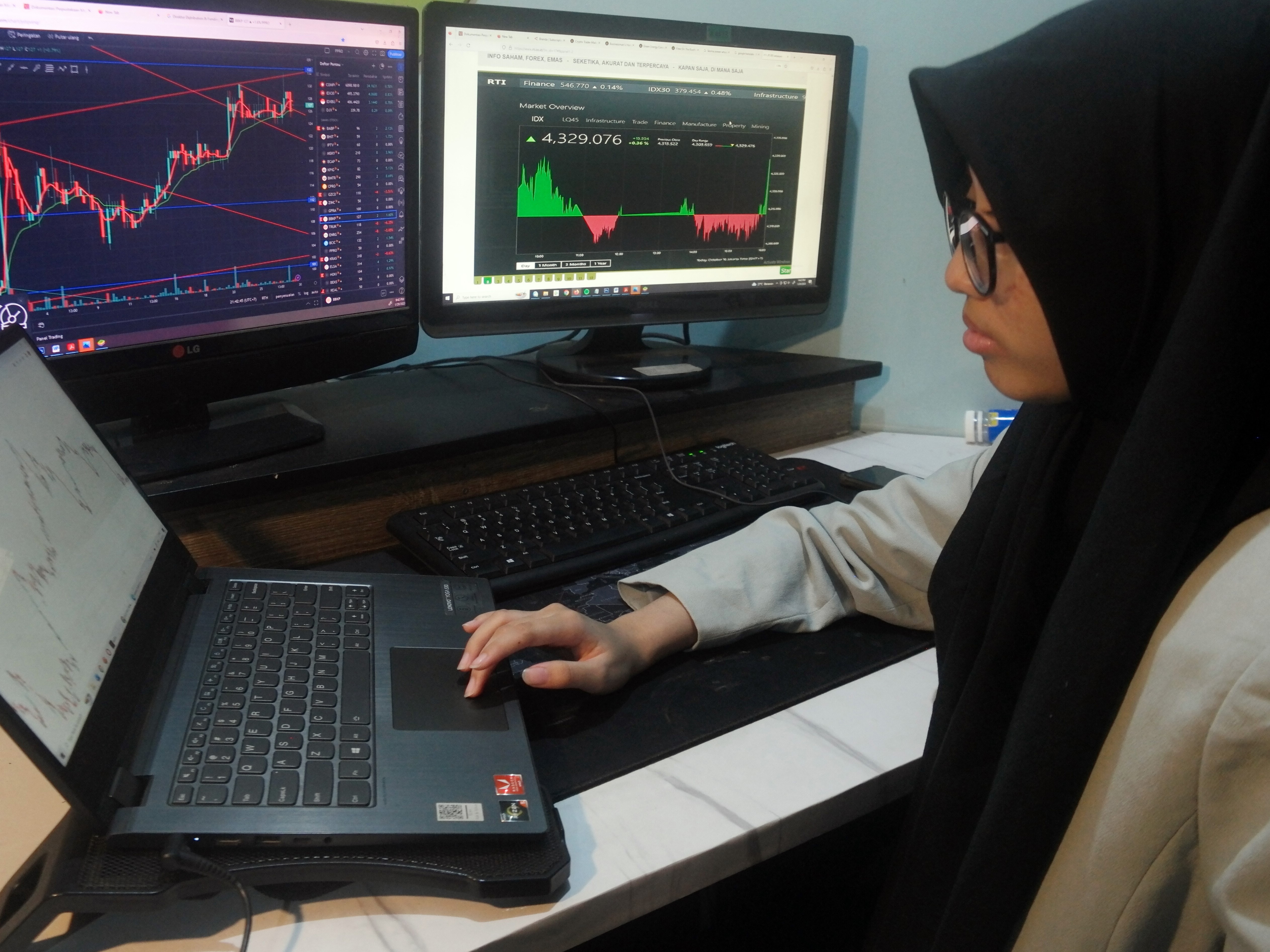 Warga melihat pergerakan harga saham di Serpong, Tangerang Selatan, kemarin. 