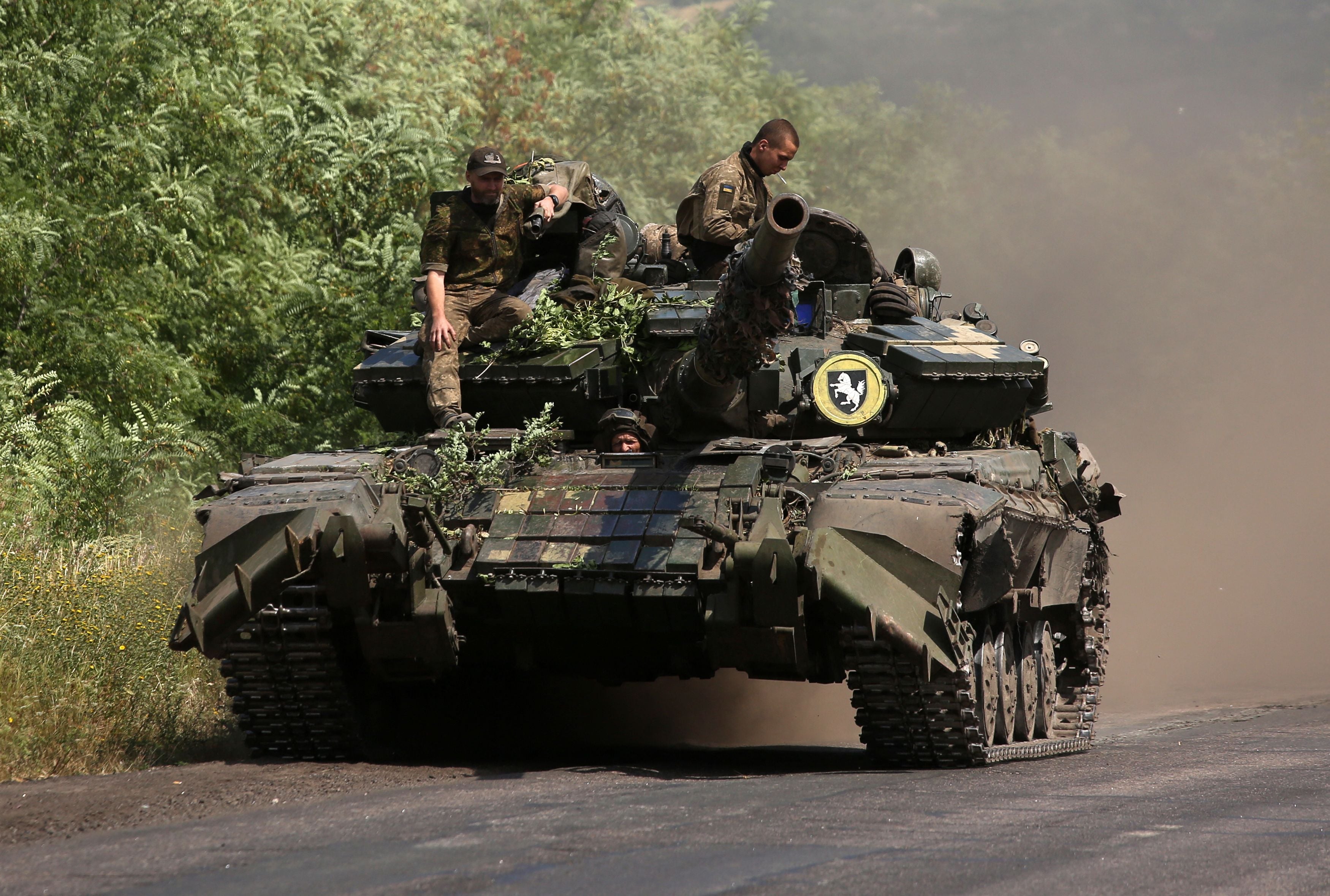 Tentara Ukraina mengendarai tank di wilayah Donestk, Ukraina.