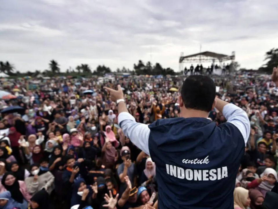 Calon presiden dari Partai NasDem, Anies Baswedan, memberi salam kepada masyarakat yang menghadiri silaturahim Kebangsaan di Lombok Timur.
