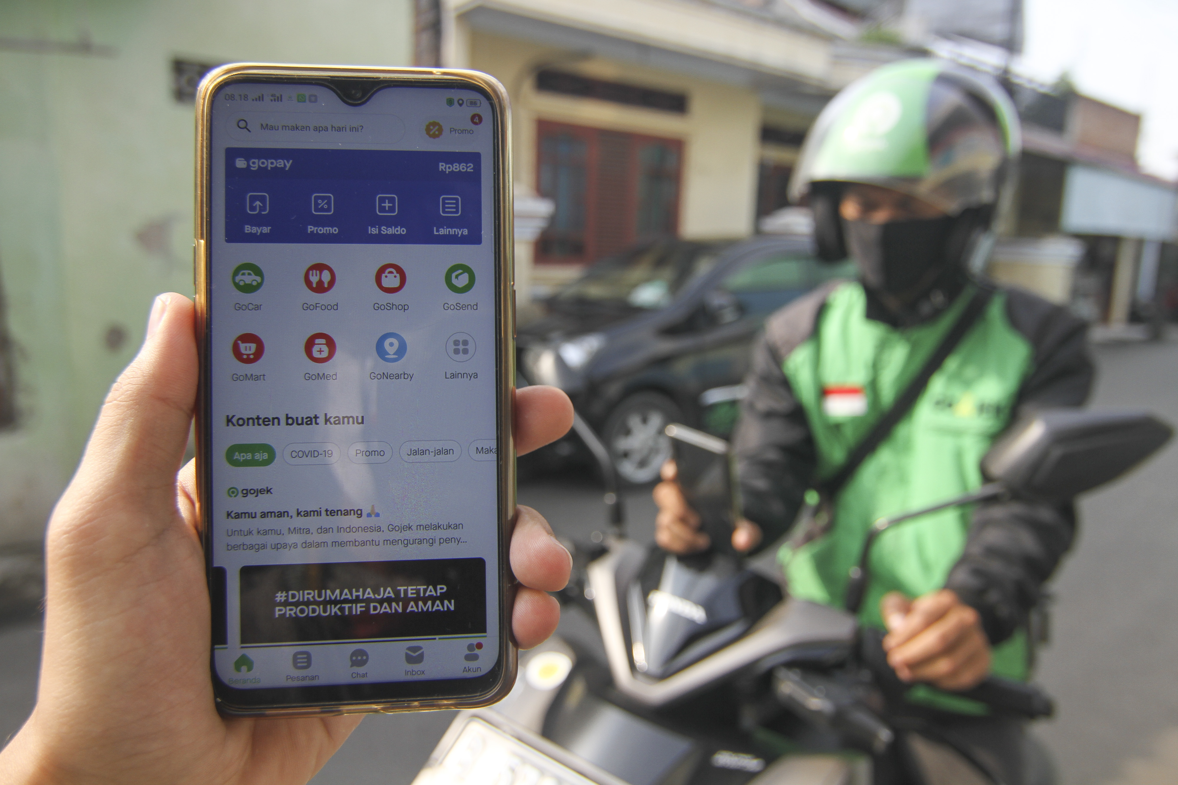 Ilustrasi. Seorang pengguna ojek online menunjukkan aplikasi GoRide yang tidak tersedia di Kawasan Kalisari, Jakarta Timur.
