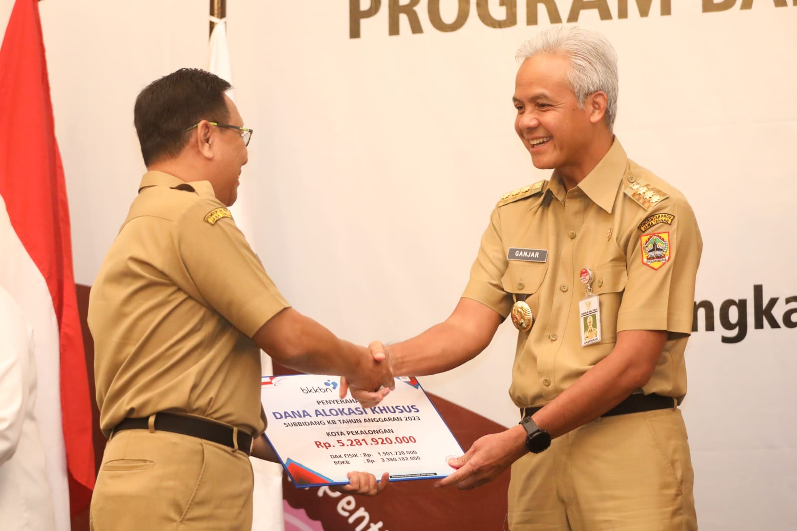Kepala BKKBN Hasto Wardoyo menyalami Gubernur Jateng Ganjar Pranowo (hadap kamera) usai  Rapat Kerja Daerah dengan tajuk Program Bangga Kenc