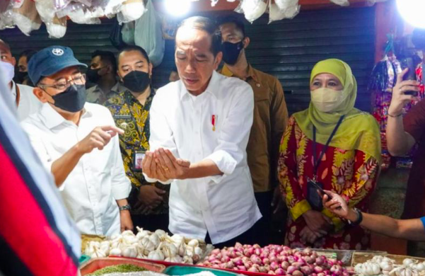 Presiden RI Joko Widodo (tengah) mengecek bawang merah dan bawang putih di Pasar Wonokromo Surabaya, Sabtu (18/2/2023). 